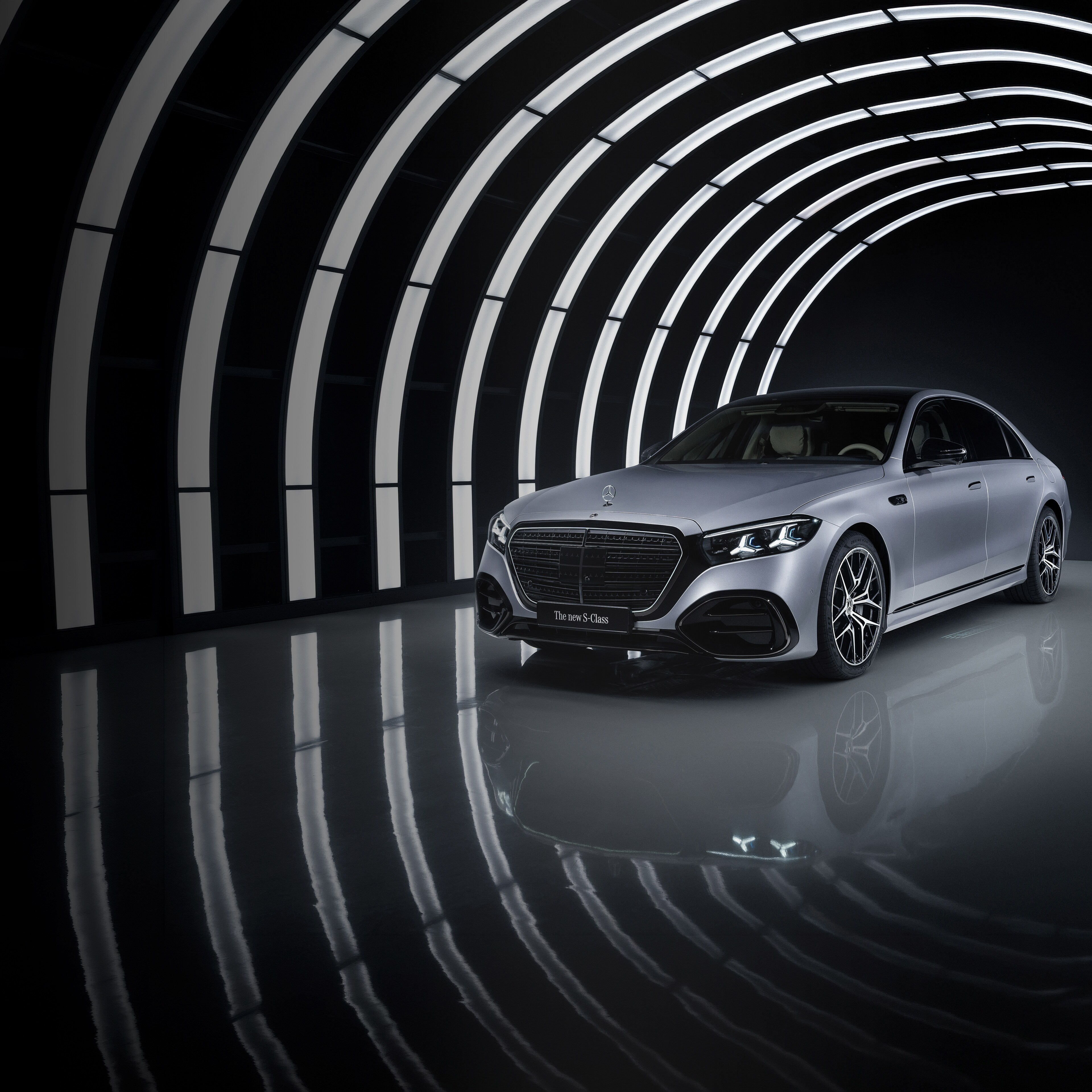 Un model Mercedes-Benz Clasa S într-un garaj iluminat.