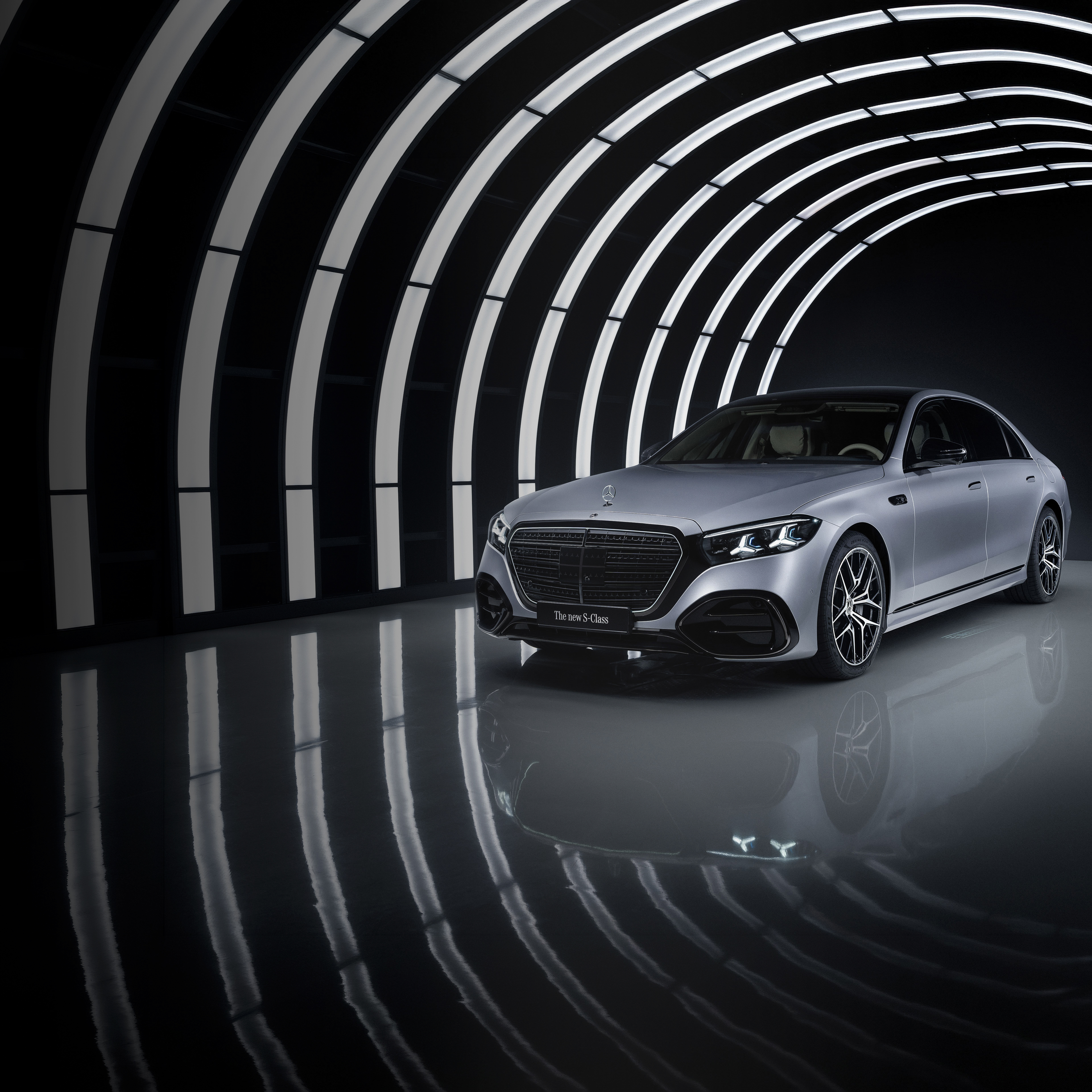 Tehnologie | Mercedes-Benz Un model Mercedes-Benz Clasa S într-un garaj iluminat.