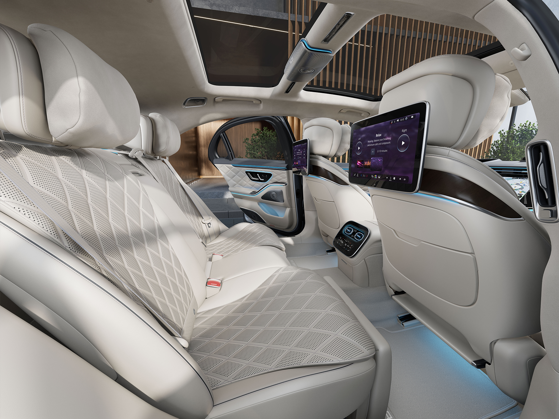 Confort | Mercedes-Benz Perspectivă în interiorul unui model Mercedes-Benz.