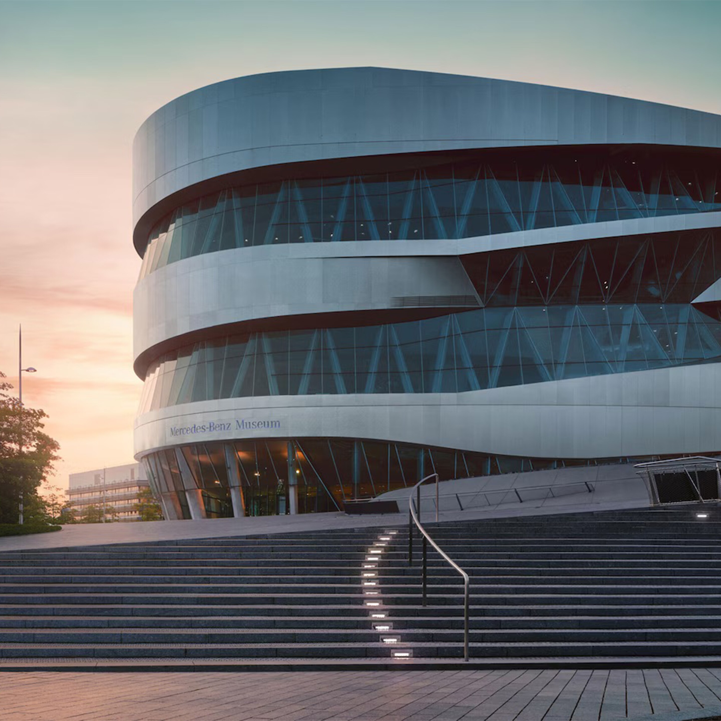Perspectivă din exterior a muzeului Mercedes-Benz din Stuttgart.