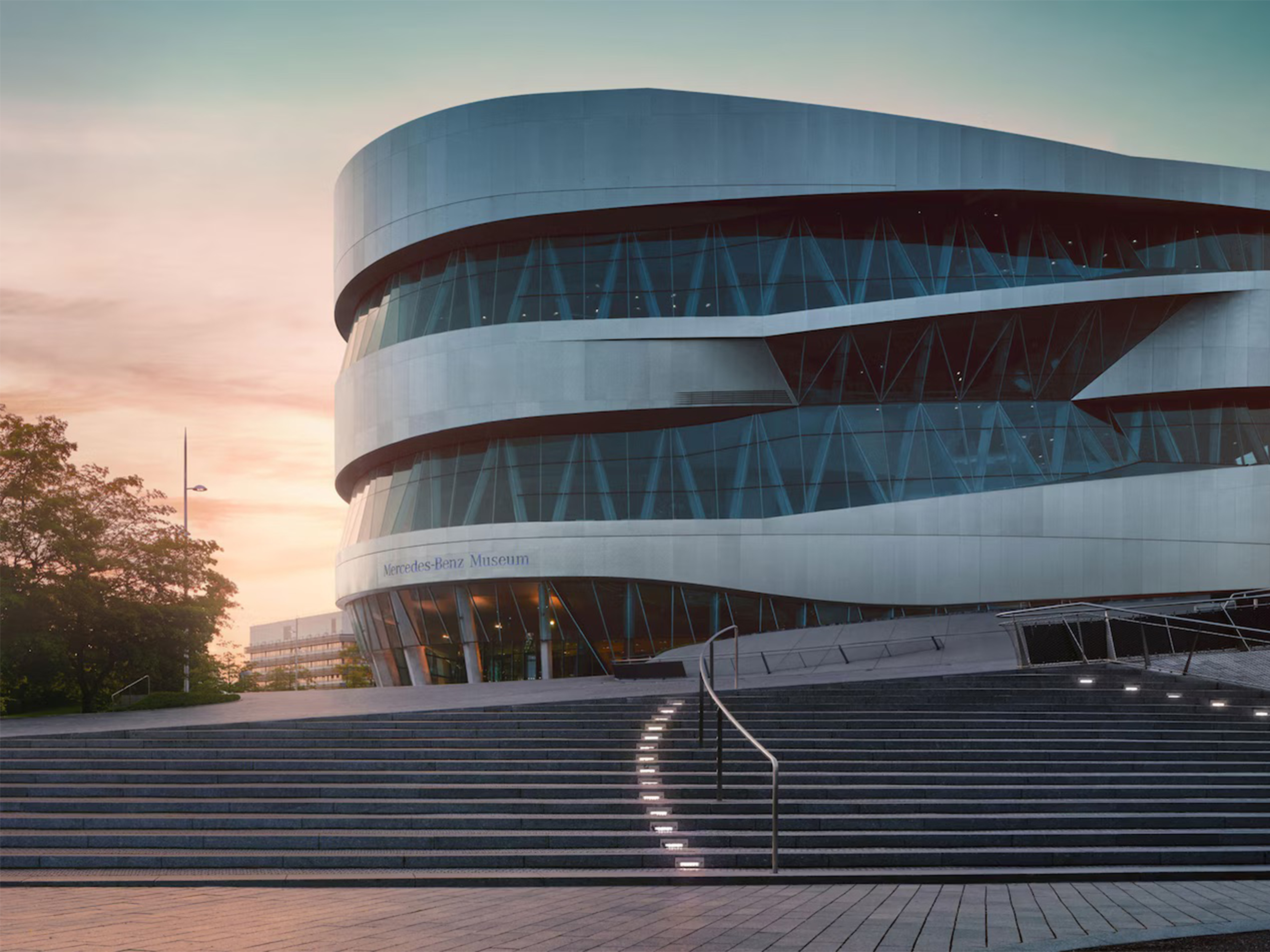 Muzeul Mercedes-Benz din Stuttgart | Mercedes-Benz Perspectivă din exterior a muzeului Mercedes-Benz din Stuttgart.