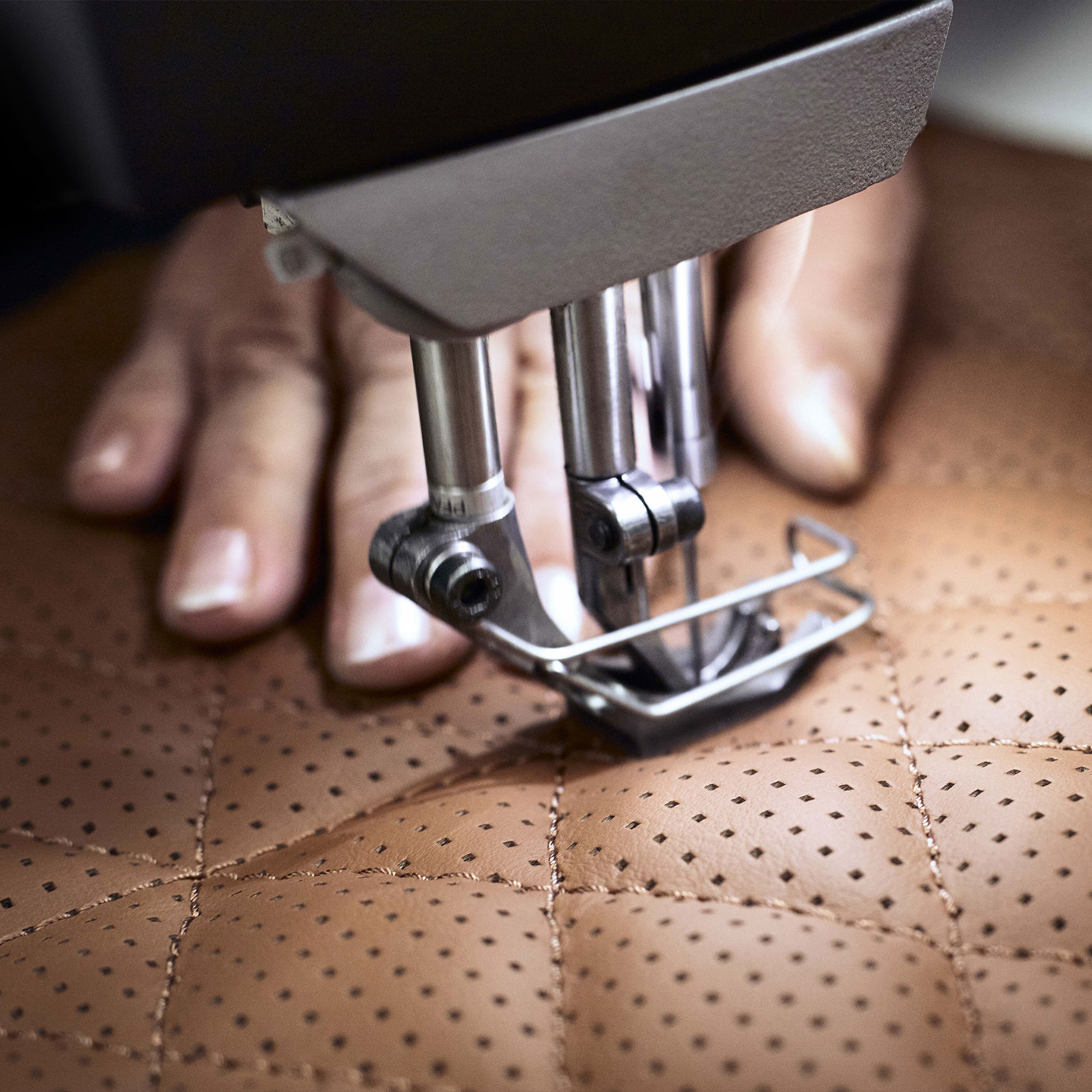 Materialul textil MANUFAKTUR cu steaua Mercedes-Benz este procesat manual. Materialul textil MANUFAKTUR cu steaua Mercedes-Benz este procesat manual.