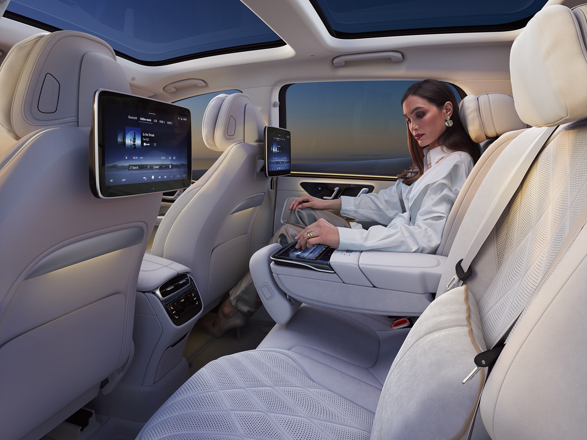 Interiorul spate al unui SUV Mercedes-Benz EQS.