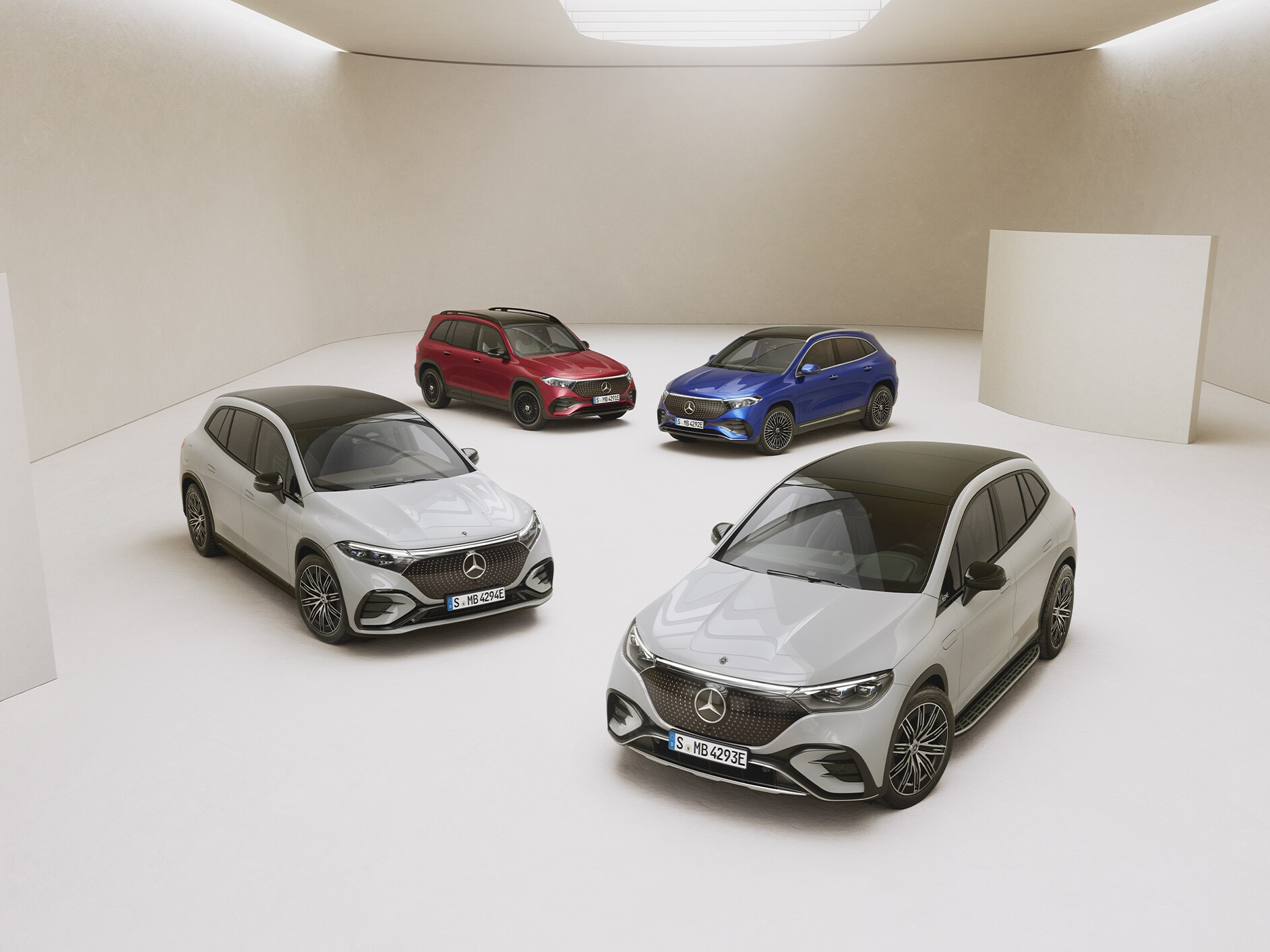 Un grup de modele Mercedes-Benz.
