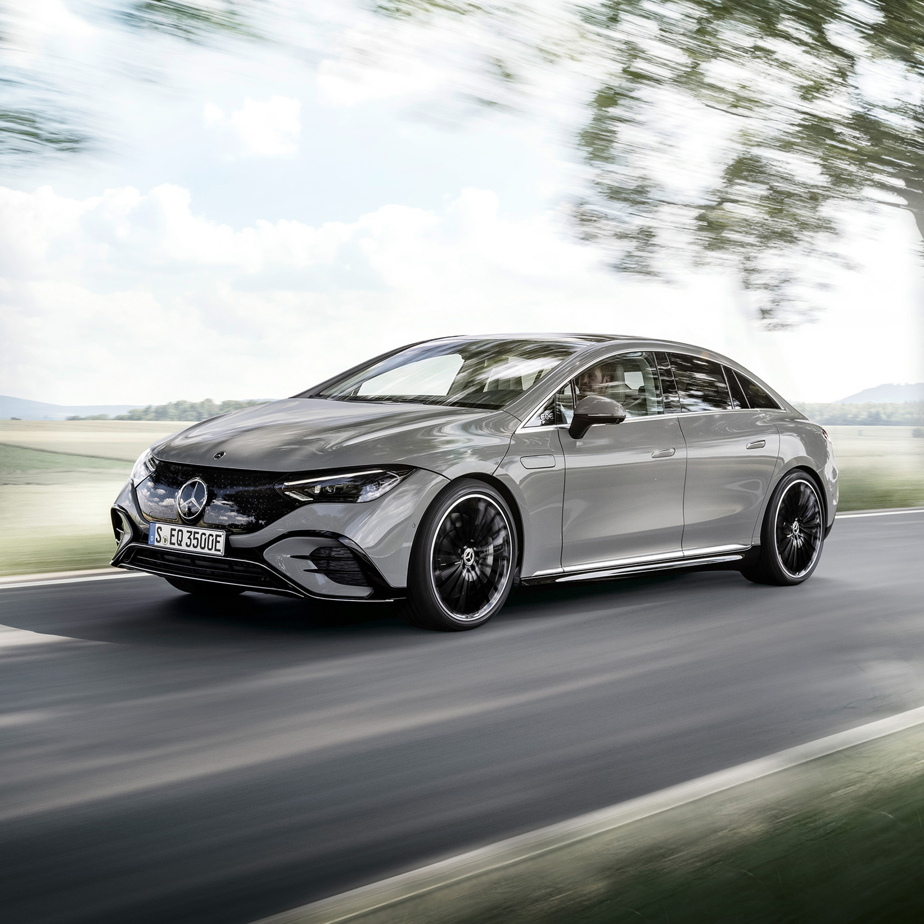 Limuzină Mercedes-Benz EQS în vedere din față. Limuzină Mercedes-Benz EQS în vedere din față.