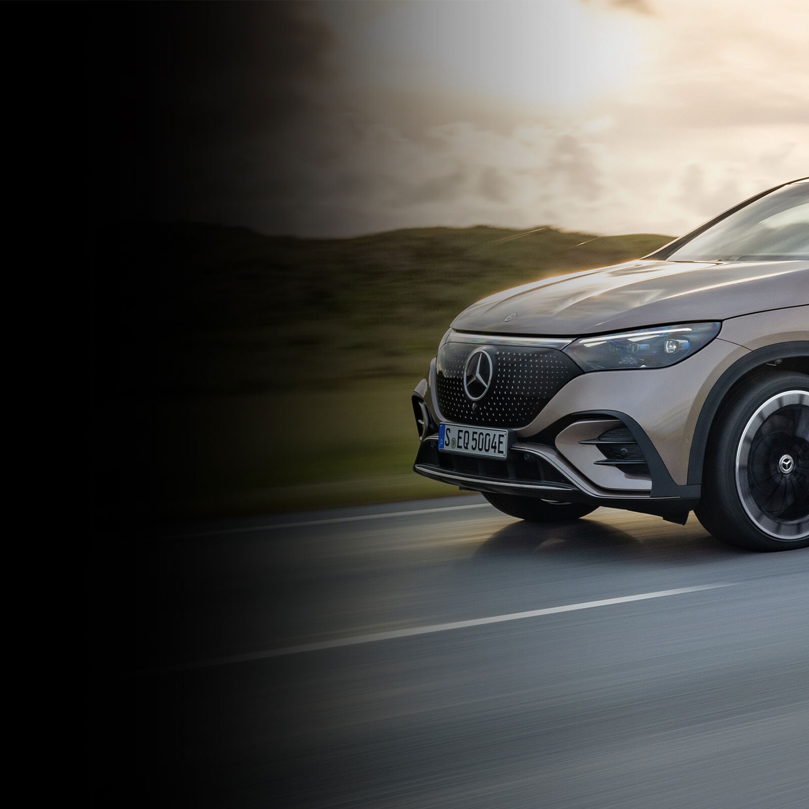 Modelul Mercedes-Benz EQE 350+ dintr-o perspectivă laterală.