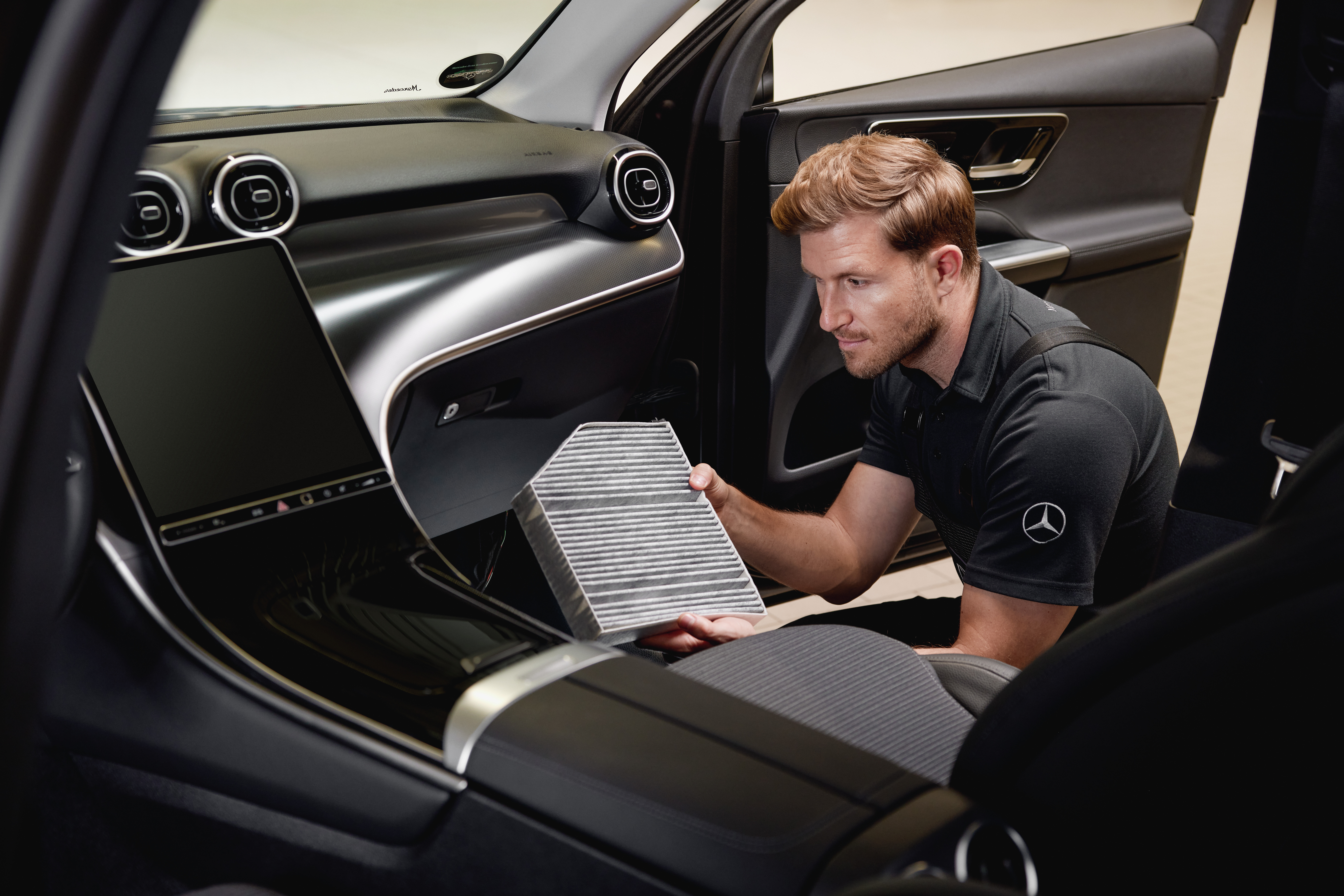 Filtre de aer din habitaclu de origine Mercedes-Benz Operațiune de service la interior care prezintă înlocuirea filtrului de aer din habitaclu cu o piesă de origine Mercedes-Benz.