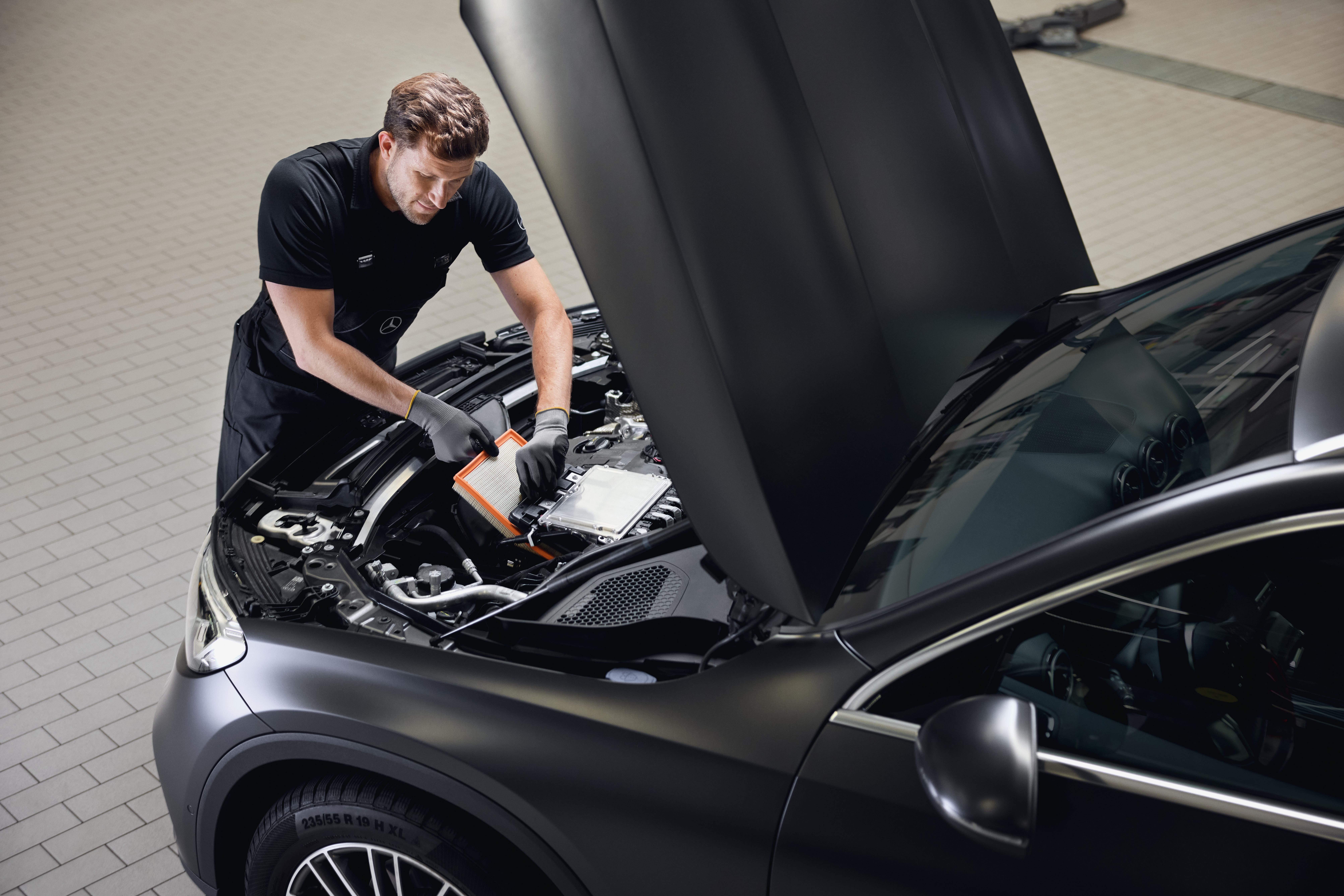 Filtre de aer pentru motor de origine Mercedes-Benz Service al motorului care prezintă înlocuirea unui filtru de aer al motorului cu o piesă de origine Mercedes-Benz într-un service autorizat.