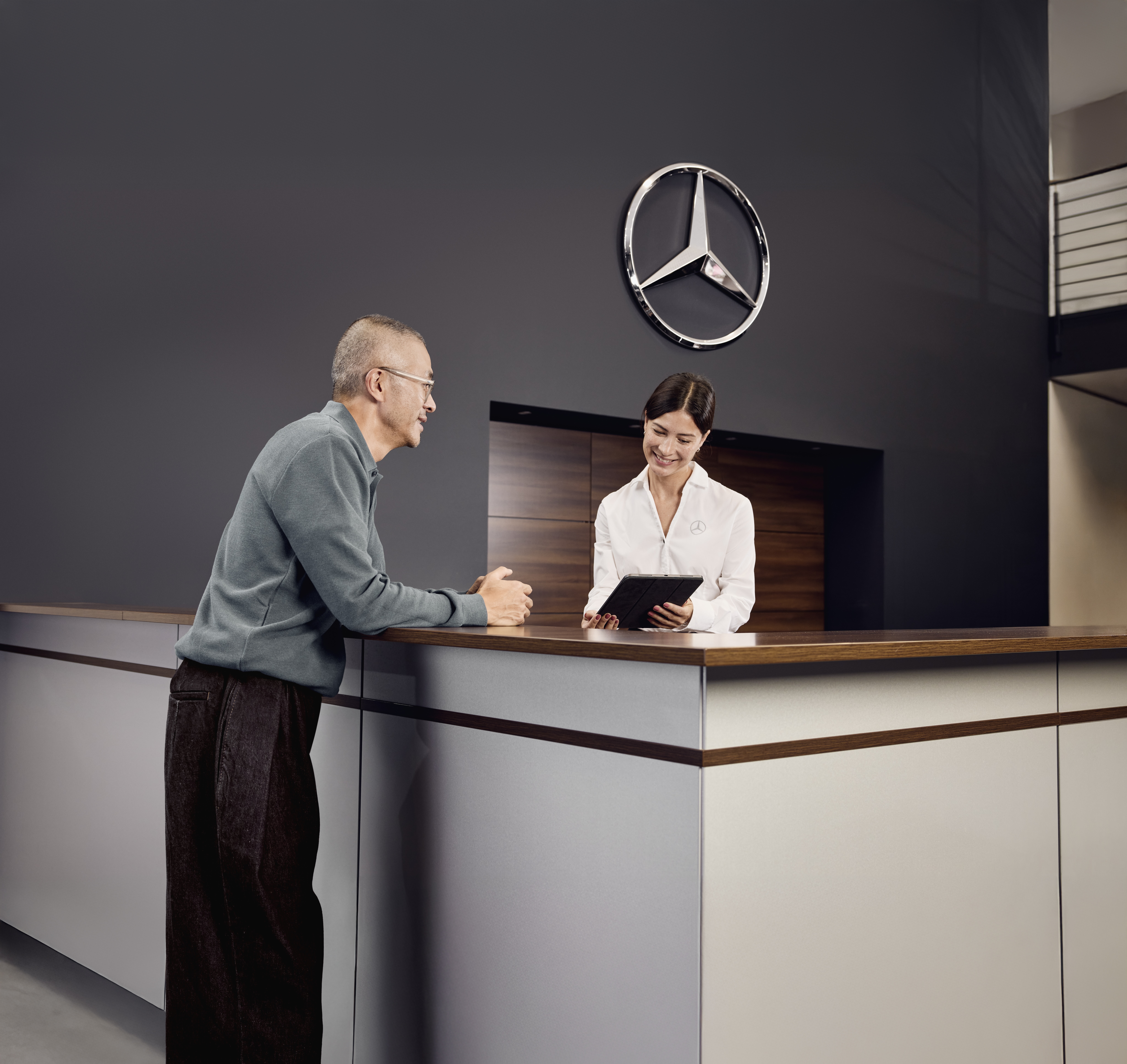 Consultare pentru piese de origine Mercedes-Benz Zona de recepție în service a unui partener autorizat Mercedes-Benz.