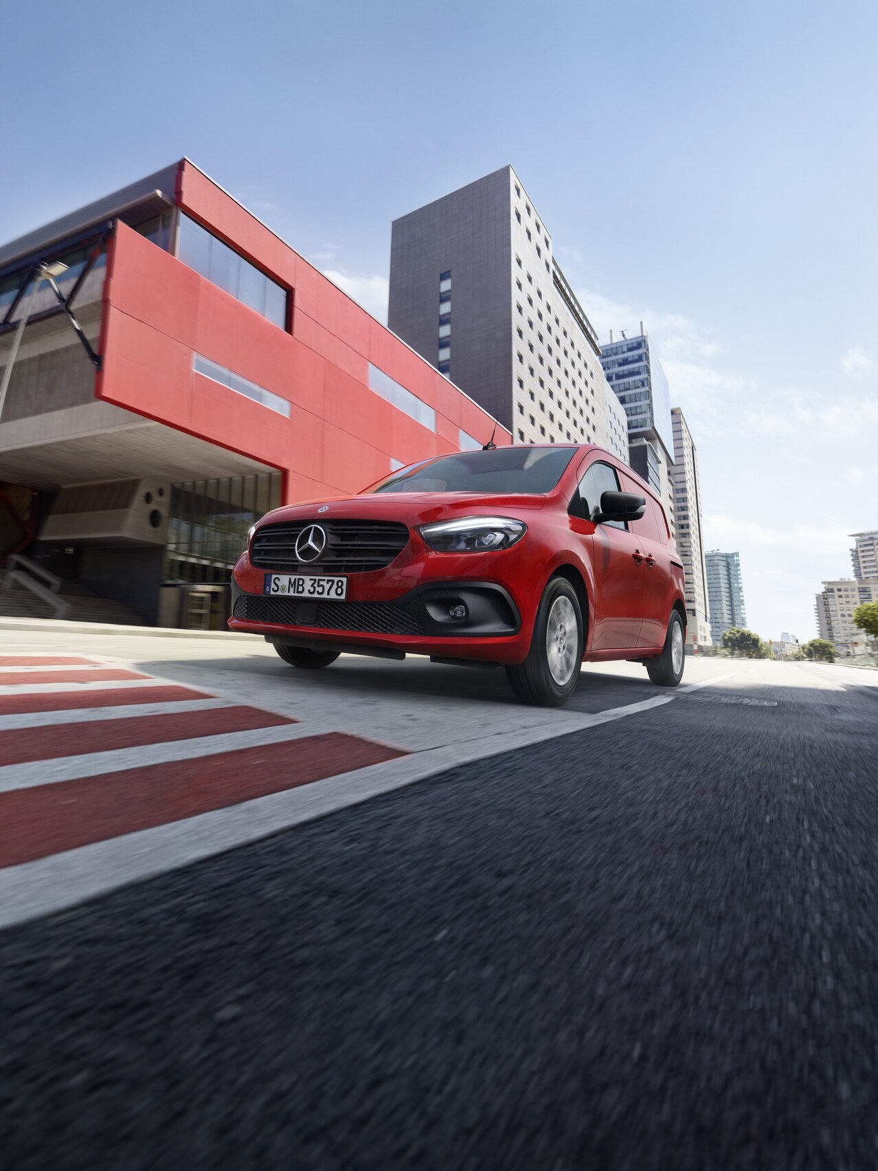 Mercedes-Benz Citan furgon se deplasează pe drum.