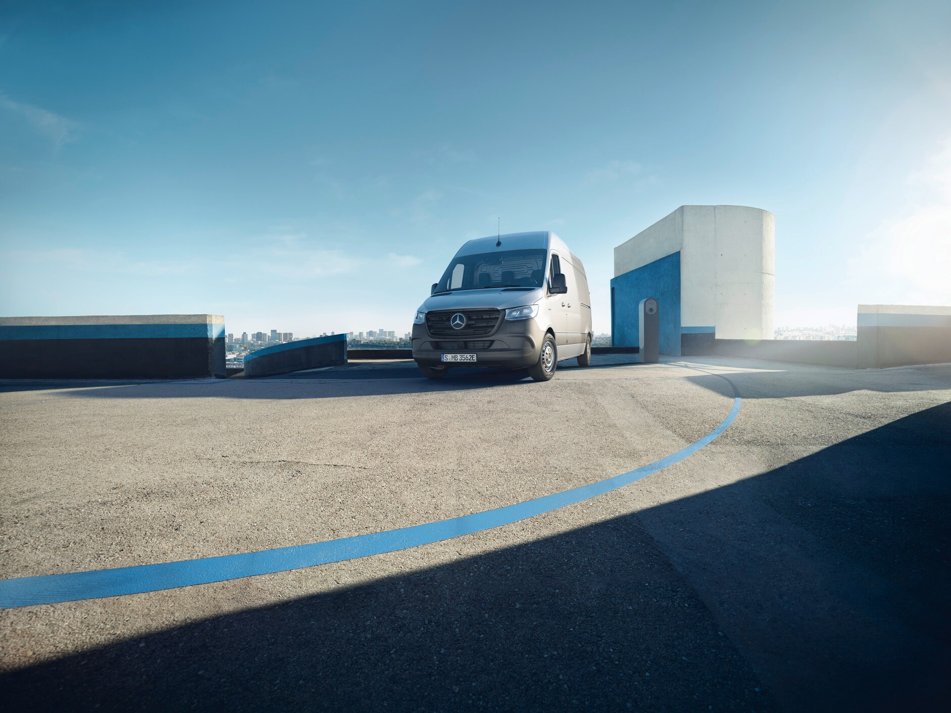 Mercedes-Benz eSprinter furgon staționează pe acoperișul unei parcări supraetajate.