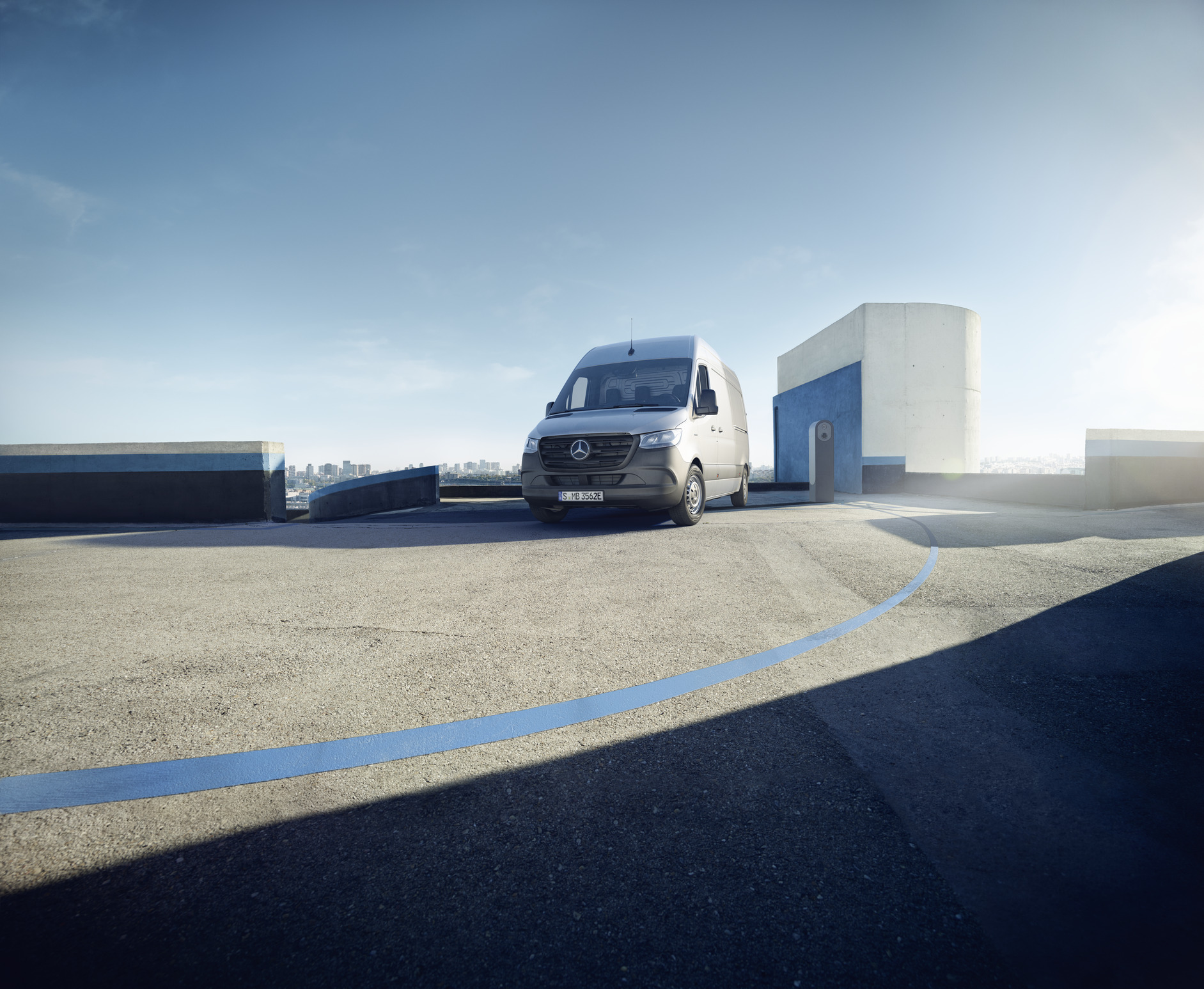 Modelul eSprinter și Sprinter | Mercedes-Benz Mercedes-Benz eSprinter furgon staționează pe acoperișul unei parcări supraetajate.
