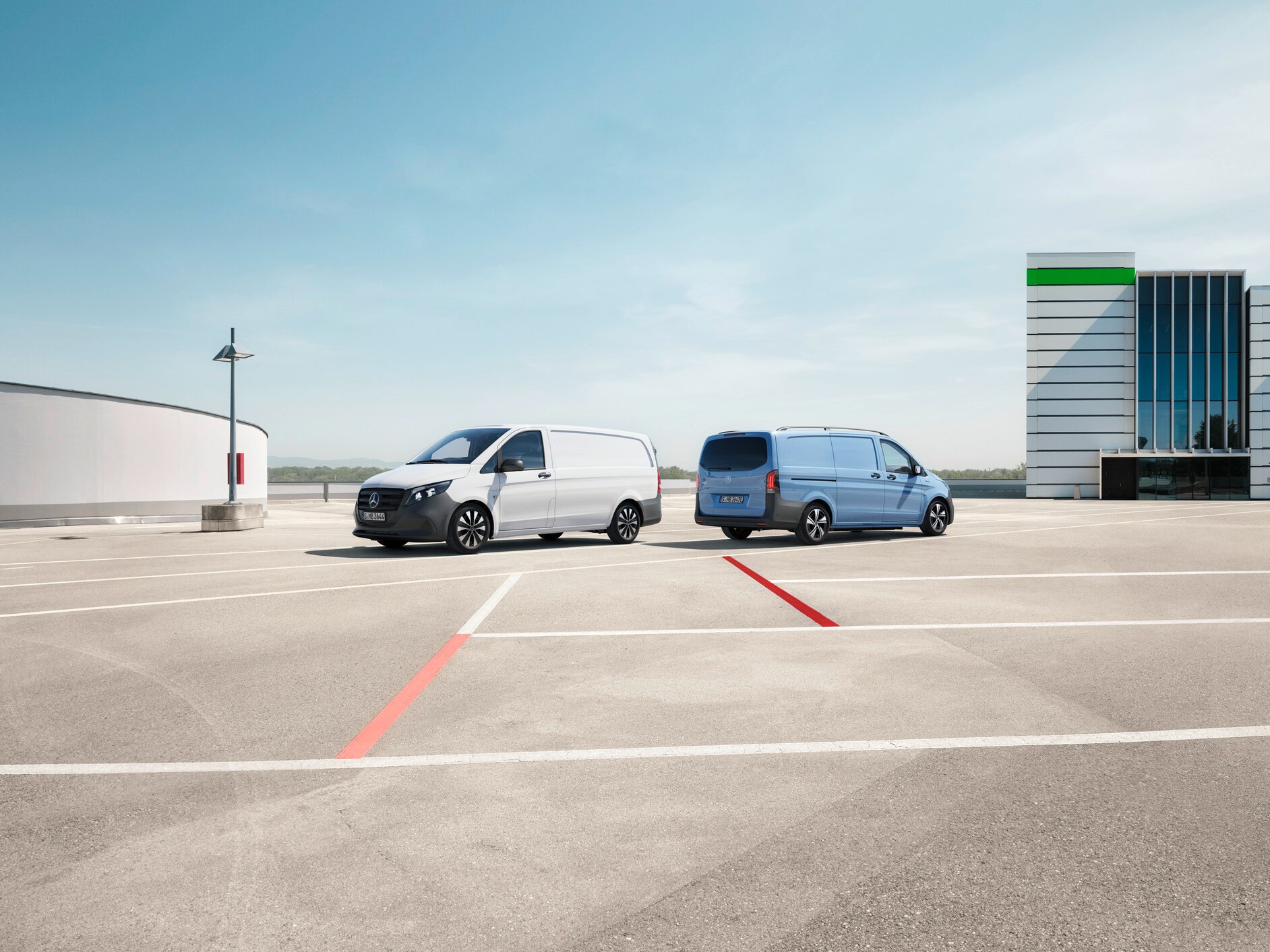 Mercedes-Benz Vito furgon și eVito staționează pe acoperișul unei parcări supraetajate.