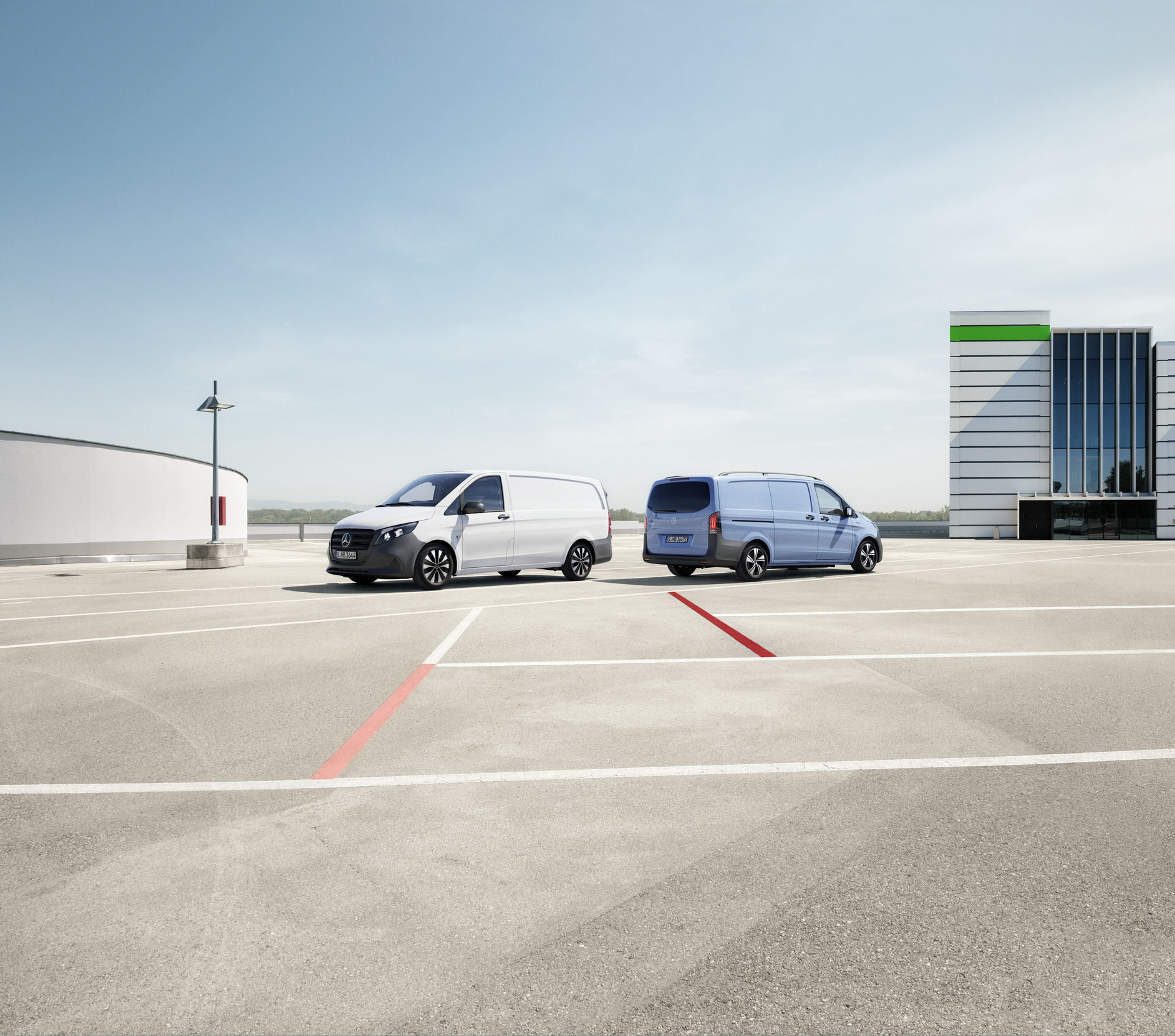 Modelul eVito și Vito| Mercedes-Benz Mercedes-Benz Vito furgon și eVito staționează pe acoperișul unei parcări supraetajate.
