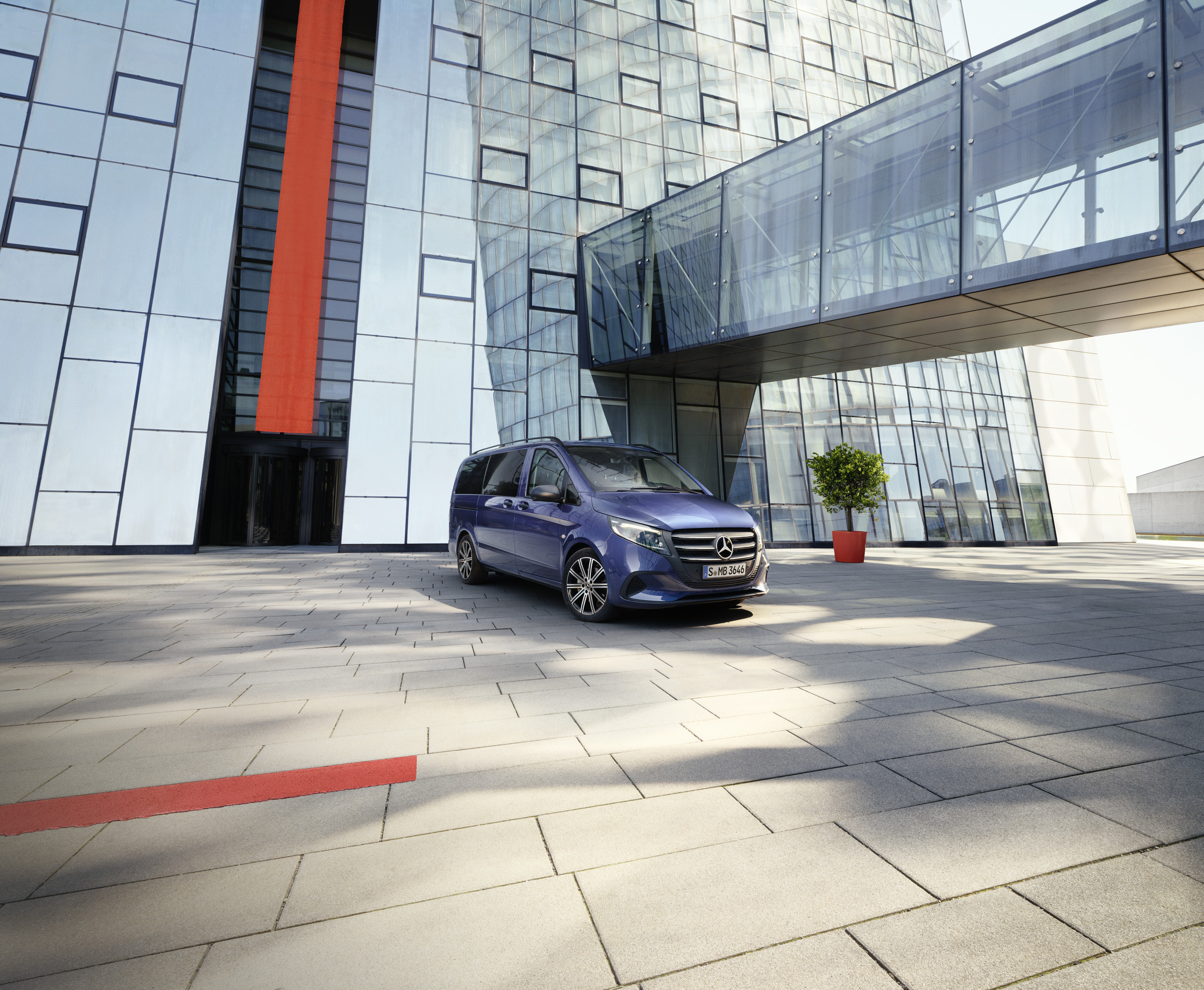 Leasing & finanțare | Vito Tourer | Furgonete Mercedes-Benz Vito Tourer într-o zonă industrială.