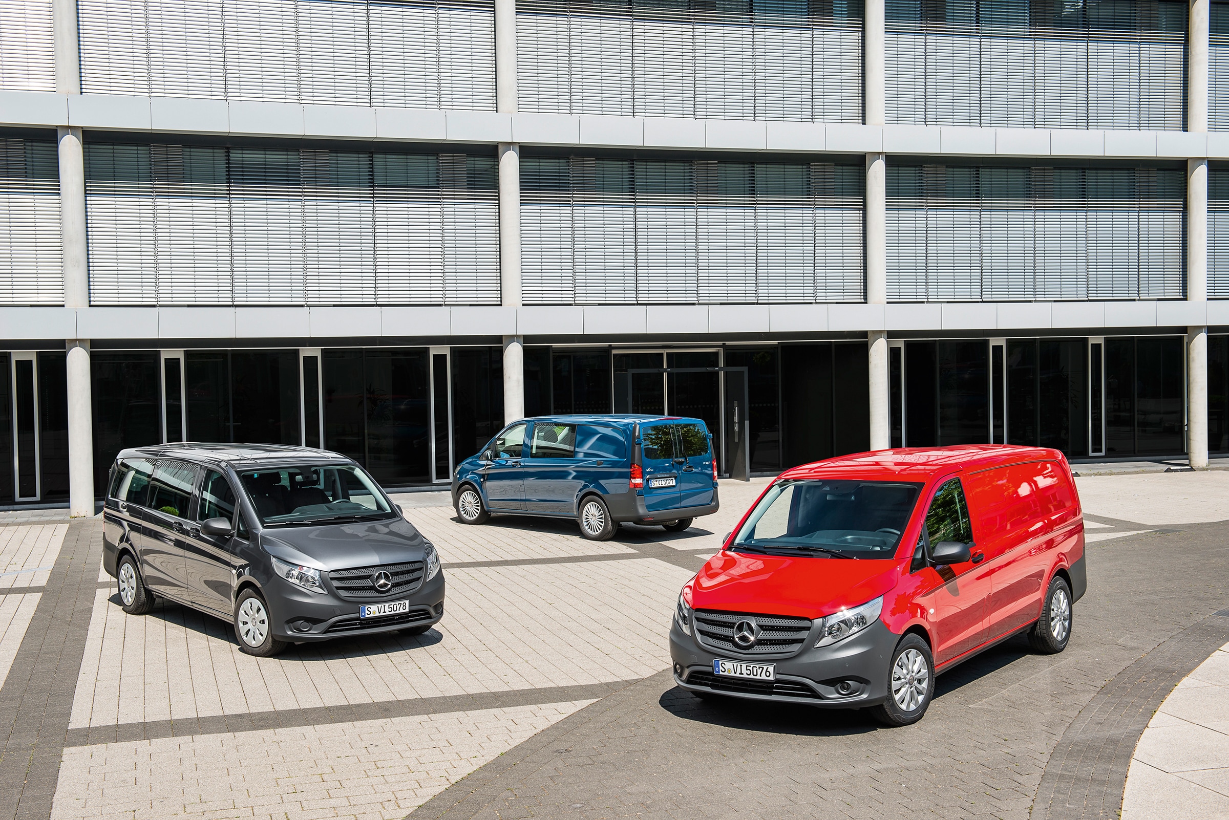 A treia generație de modele Vito de la Mercedes-Benz | Istoria autovehiculelor utilitare | Mercedes-Benz Mai multe modele Mercedes-Benz Vito parcate în fața unei clădiri moderne de birouri