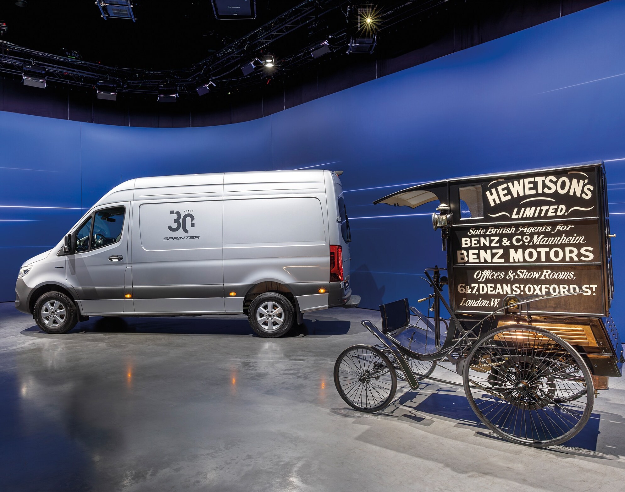 Mercedes-Benz Sprinter și autovehiculul istoric pentru livrări Benz, prezentate într-un showroom modern
