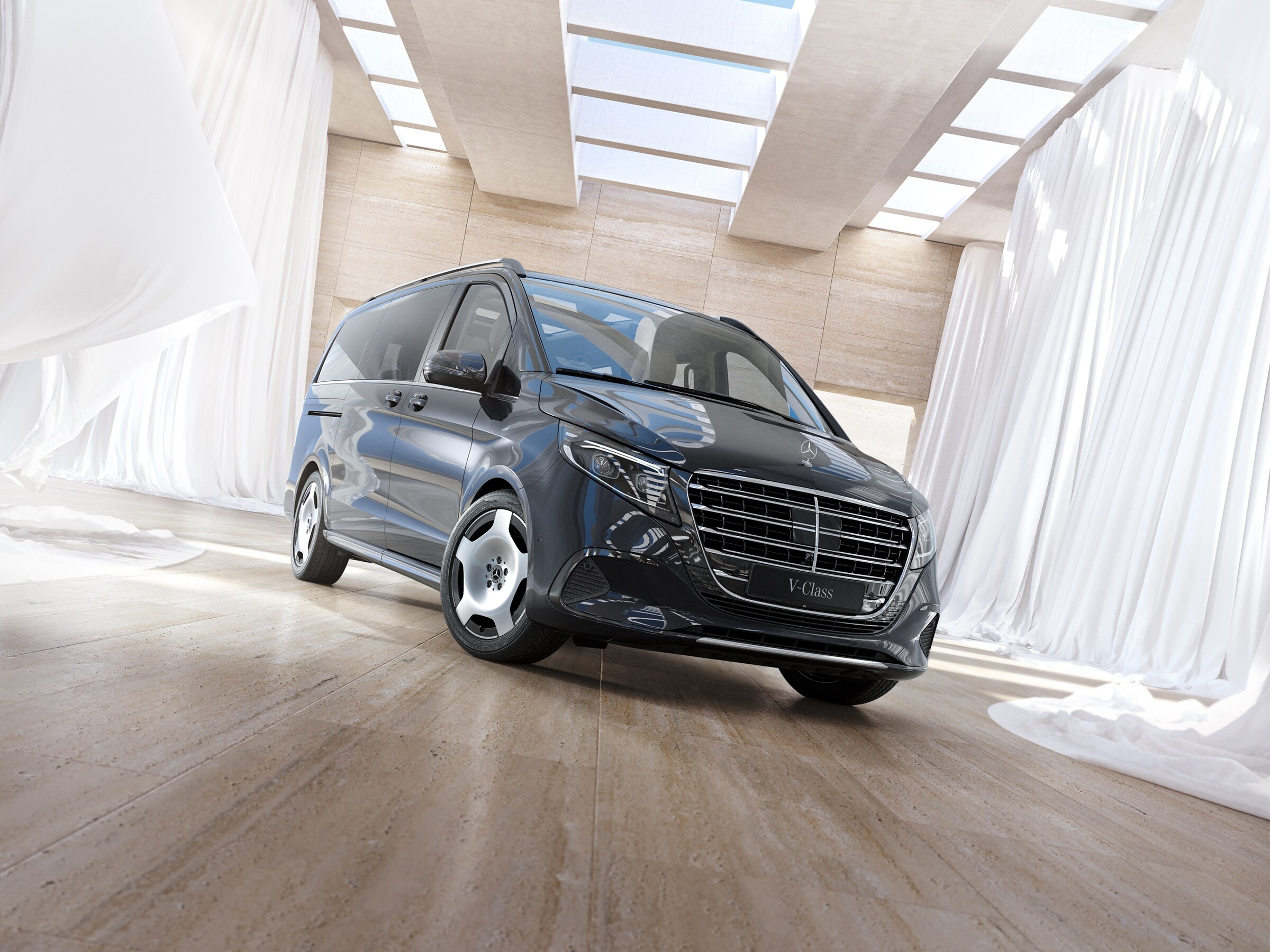 Modelul pentru pasageri Mercedes-Benz Clasa V s-a poziționat între interioarele moderne și luminoase, cu luminatoare.