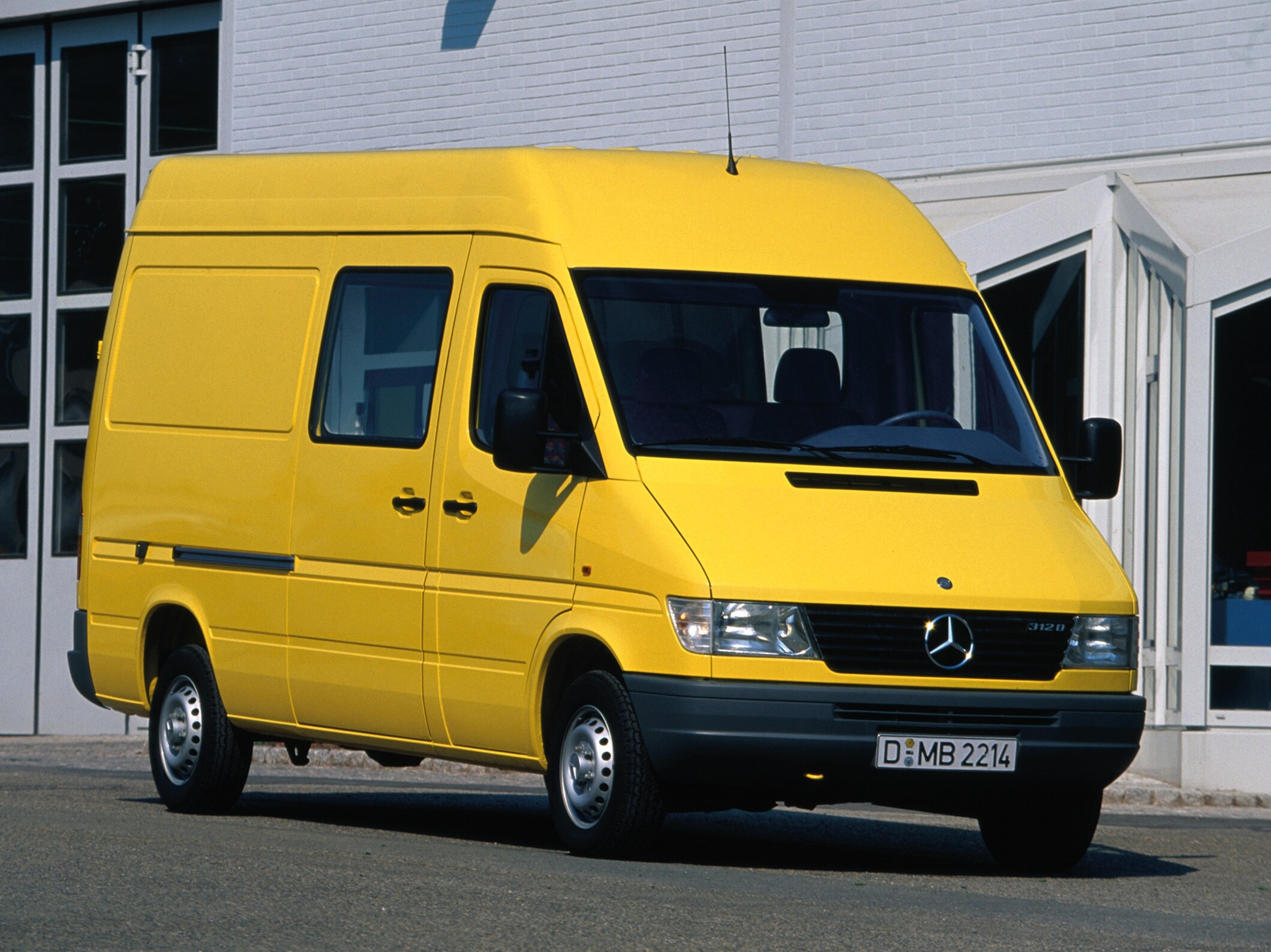Sprinter din prima generație, parcat în exteriorul unei clădiri industriale