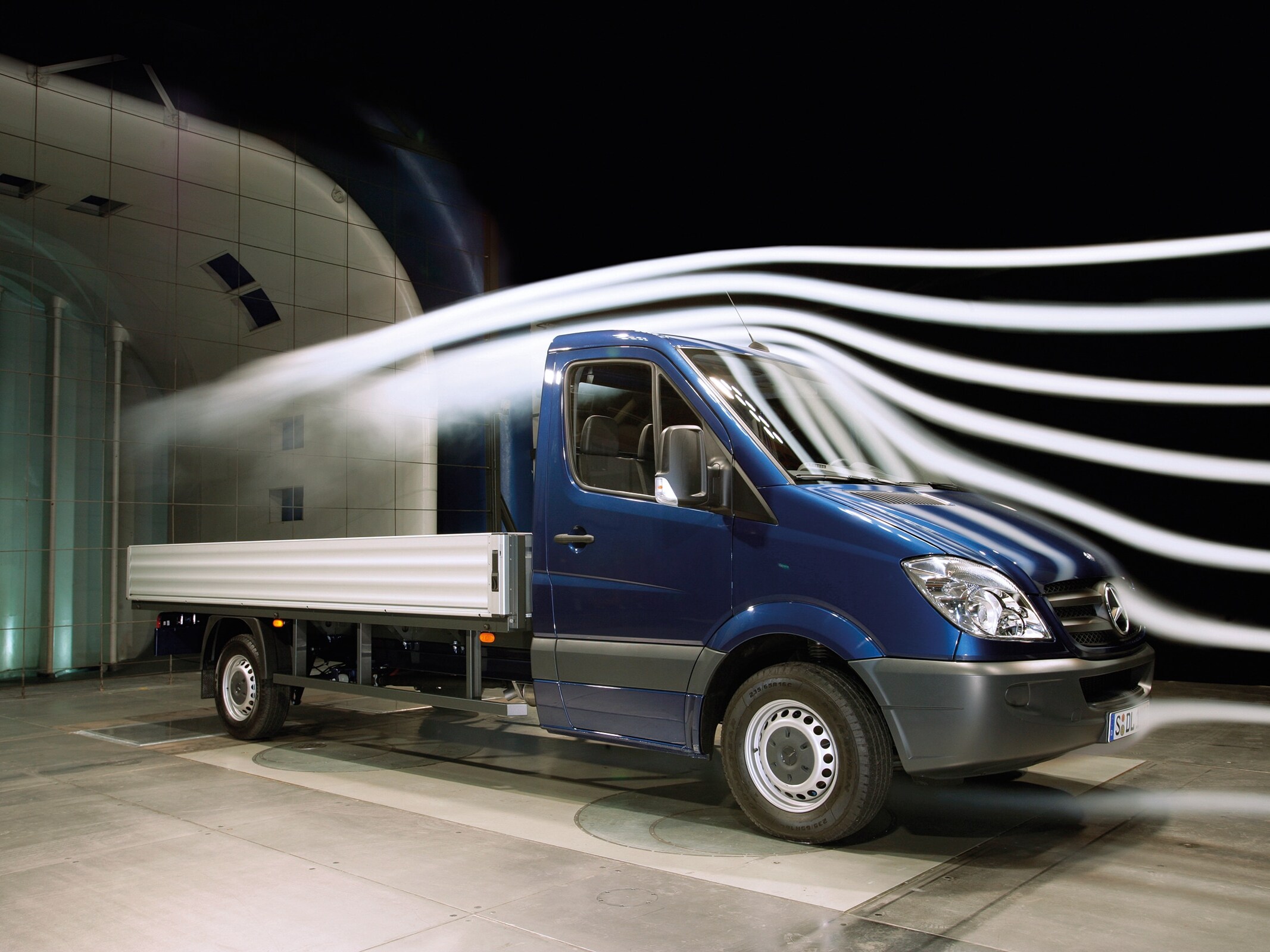 Autovehicul cu platformă Sprinter prezentat în unitatea de testare cu tunel aerodinamic