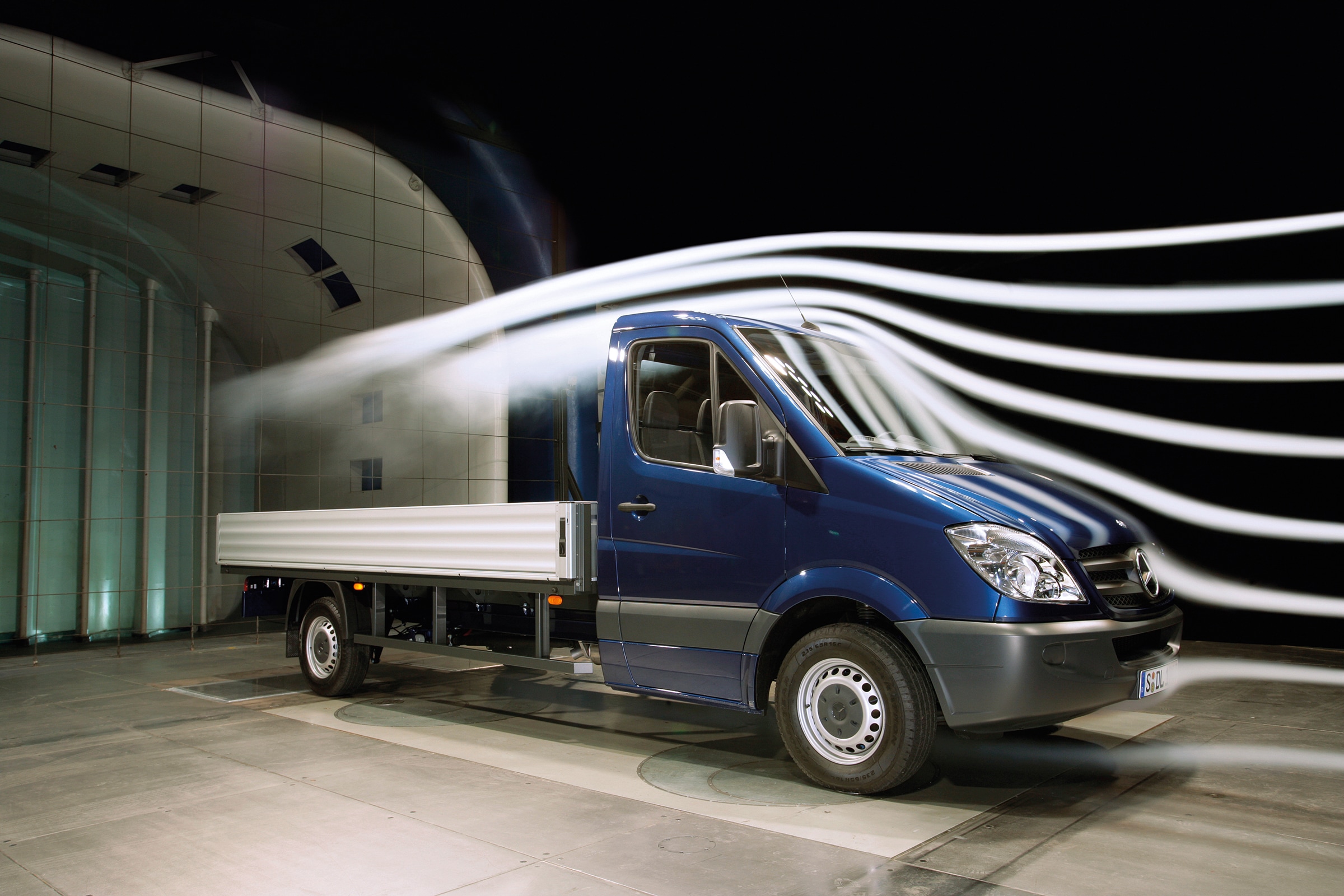 A doua generație Sprinter | Istoria autovehiculelor utilitare | Mercedes-Benz Autovehicul cu platformă Sprinter prezentat în unitatea de testare cu tunel aerodinamic