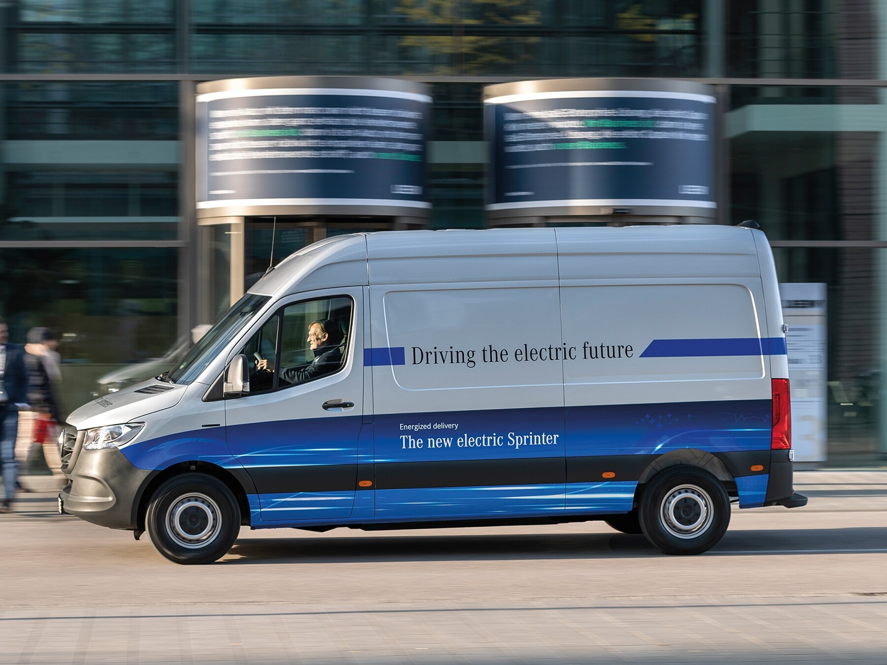 Mercedes-Benz eSprinter rulând pe străzile unui oraș modern