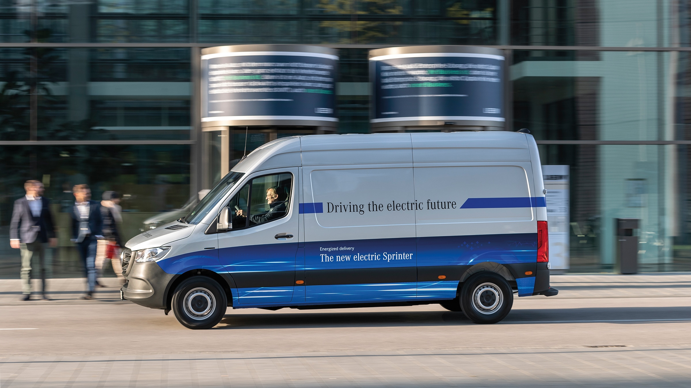 A doua generație eSprinter | Istoria autovehiculelor utilitare | Mercedes-Benz Mercedes-Benz eSprinter rulând pe străzile unui oraș modern