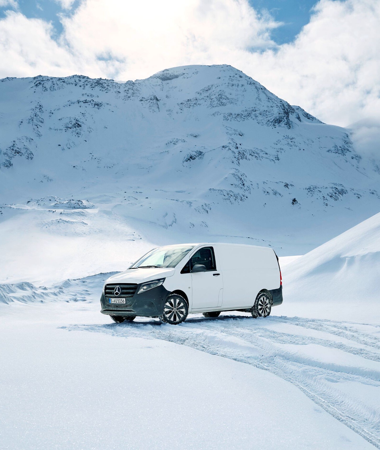 Vedere din spate a modelului Vito, cu emblemă 4x4.