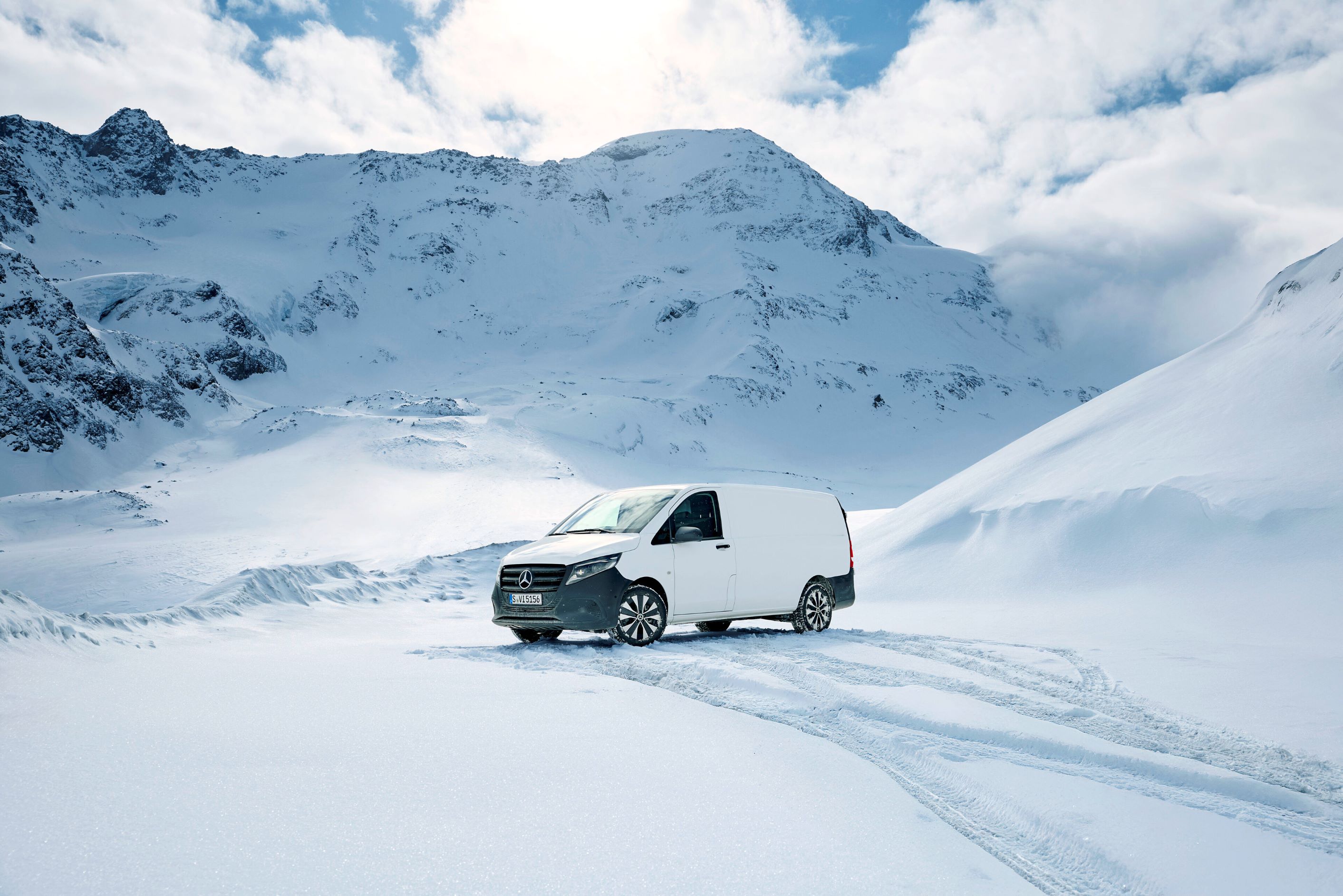 Emblemă 4x4 | 4x4 | Mercedes-Benz Spatele modelului Vito cu emblemă 4x4.