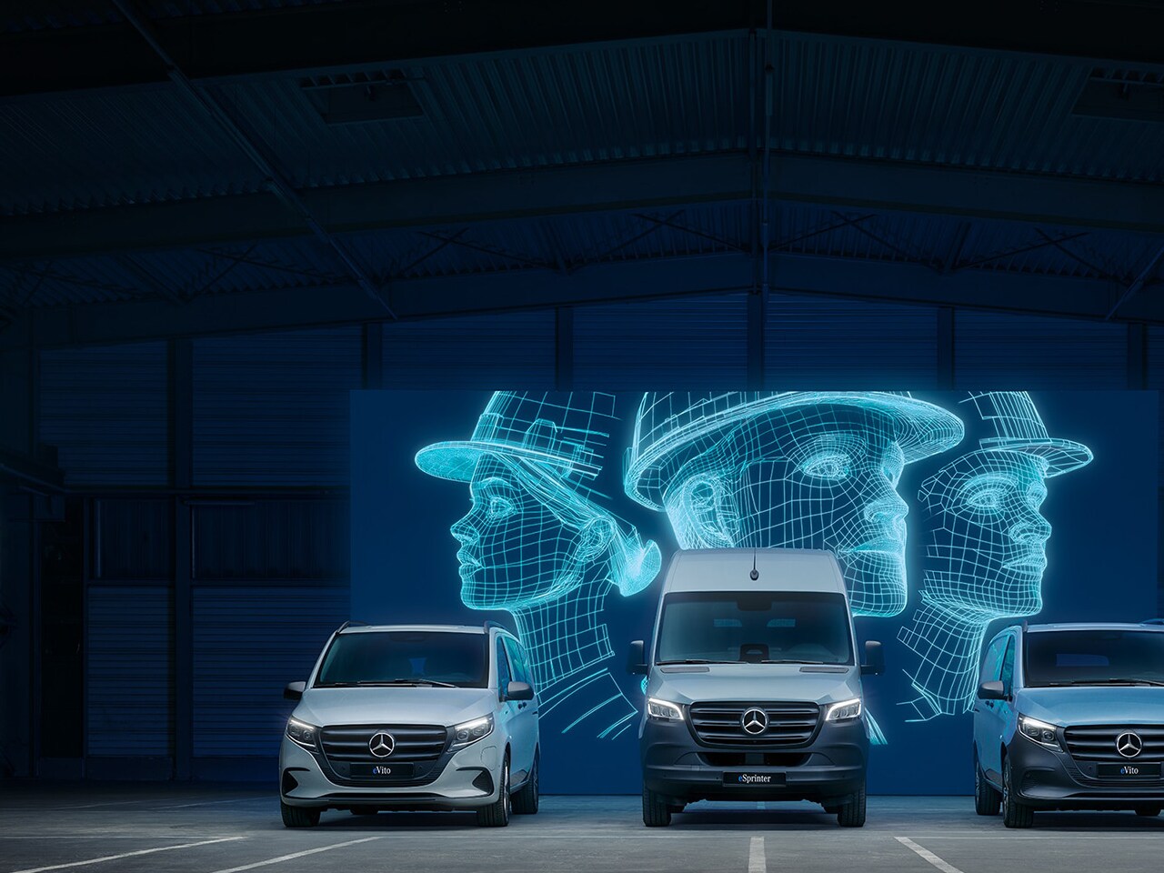 Autovehicule comerciale electrice Mercedes-Benz cu conectivitate digitală, într-un decor modern de depozit.