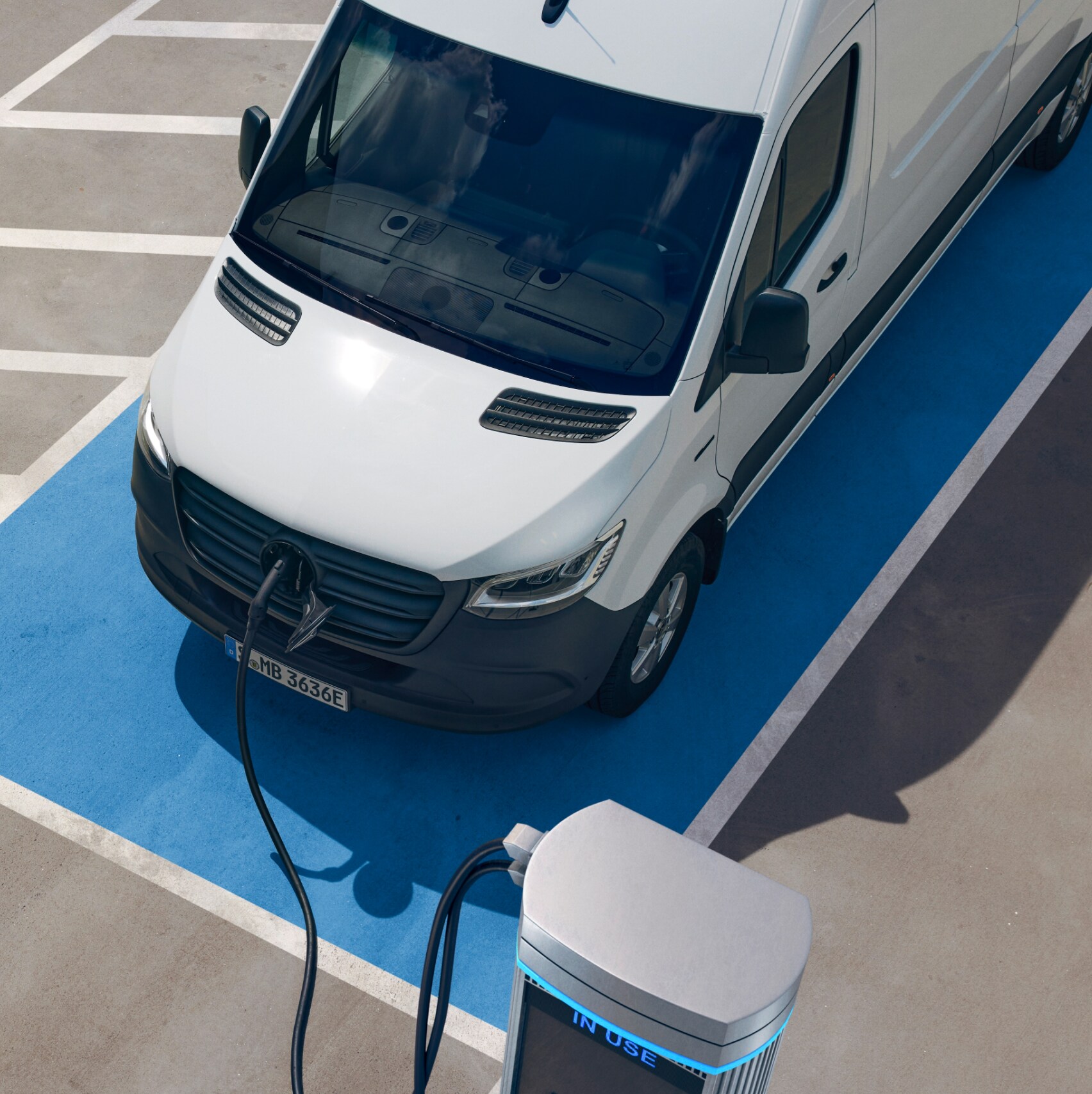 eSprinter furgon de la Mercedes-Benz la o stație de încărcare.