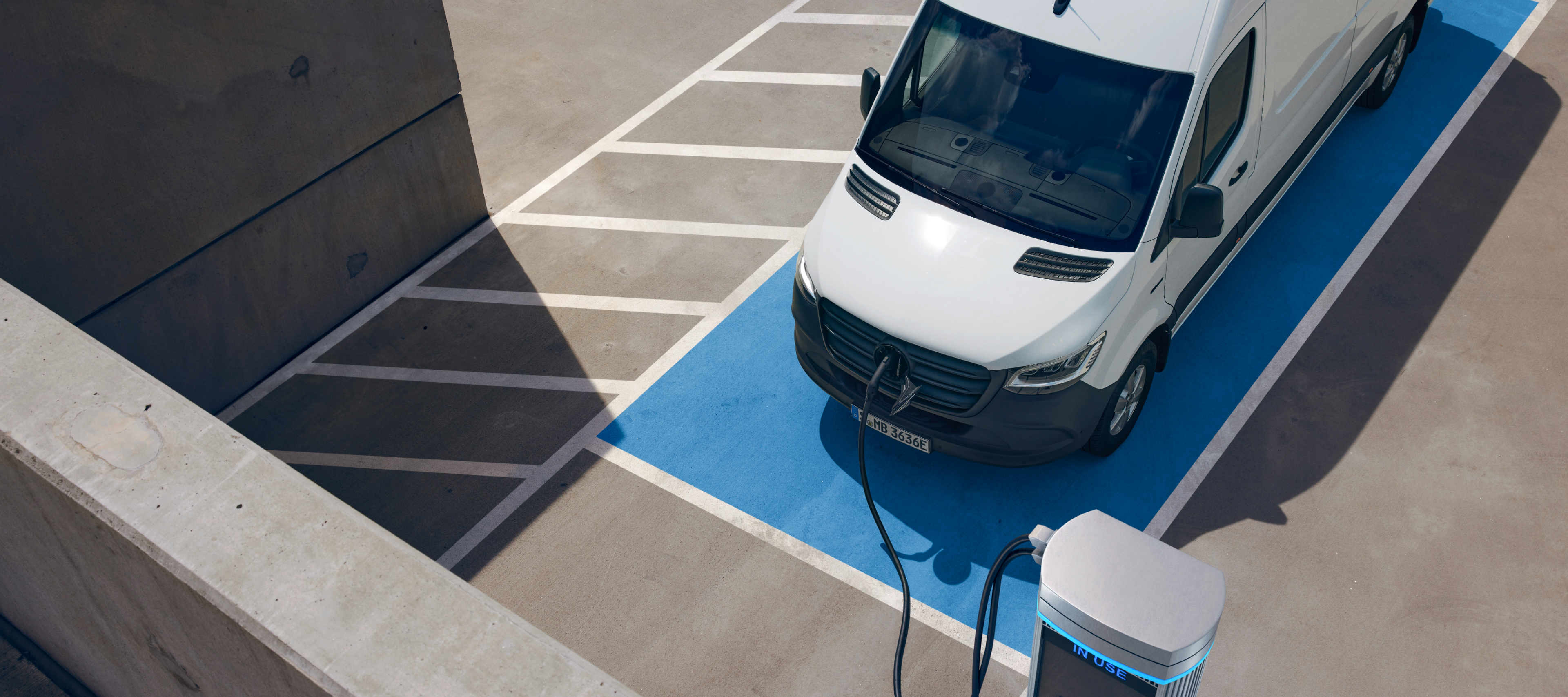 Comparație autovehicule | eSprinter furgon | Mercedes-Benz eSprinter furgon de la Mercedes-Benz la o stație de încărcare.