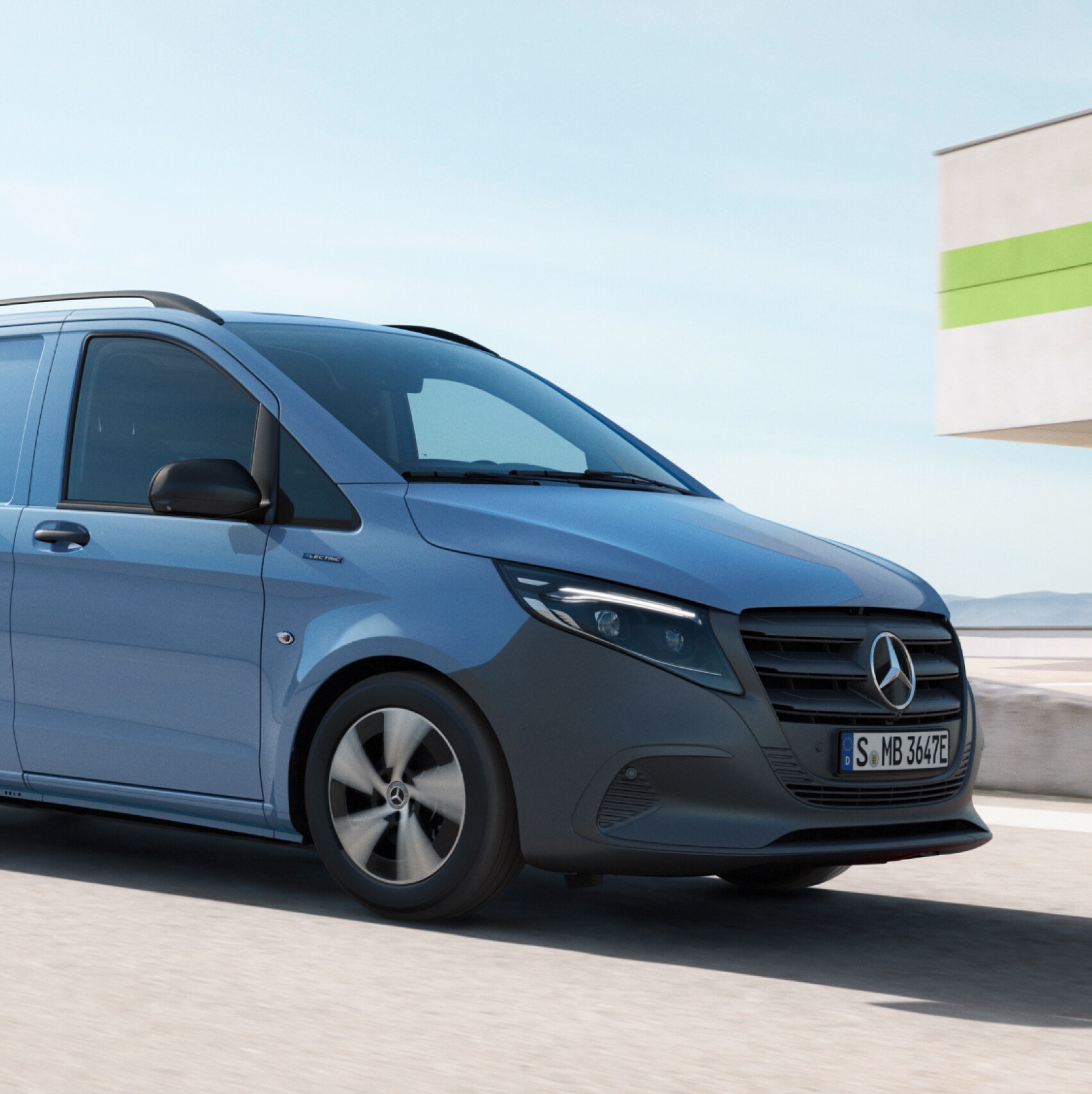 Mercedes-Benz eVito furgon pe acoperișul unei parcări supraetajate.