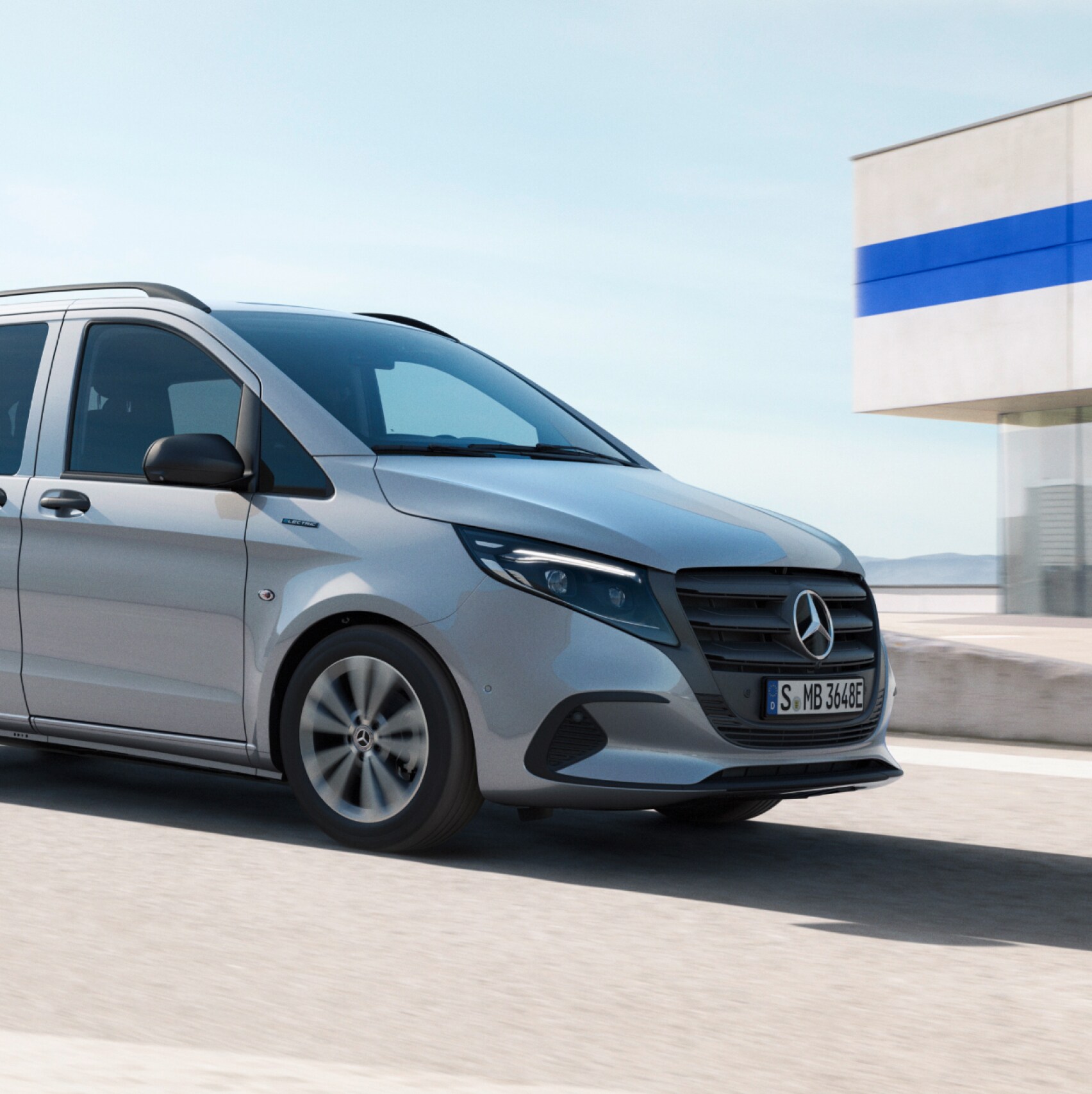 Modelul Mercedes-Benz eVito Tourer pe acoperișul unei parcări supraetajate.