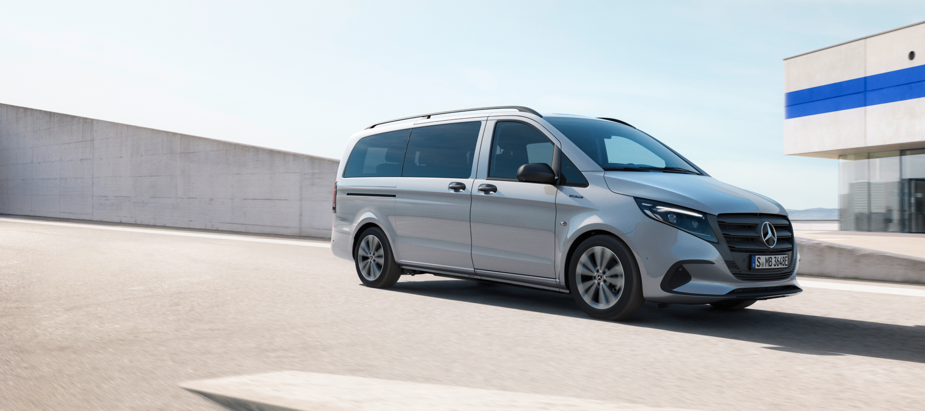 Comparație între modele | eVito Tourer | Mercedes-Benz Modelul Mercedes-Benz eVito Tourer pe acoperișul unei parcări supraetajate.