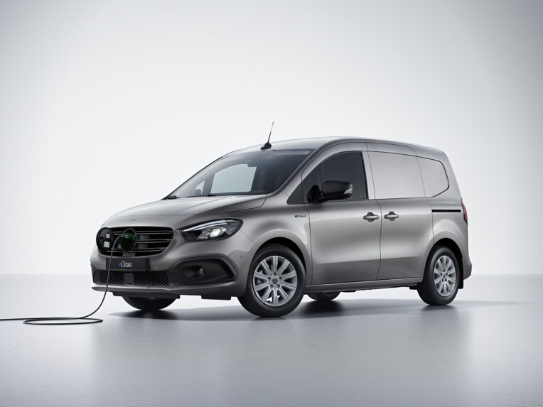 Mercedes-Benz eCitan furgon cu cablul de încărcare conectat.