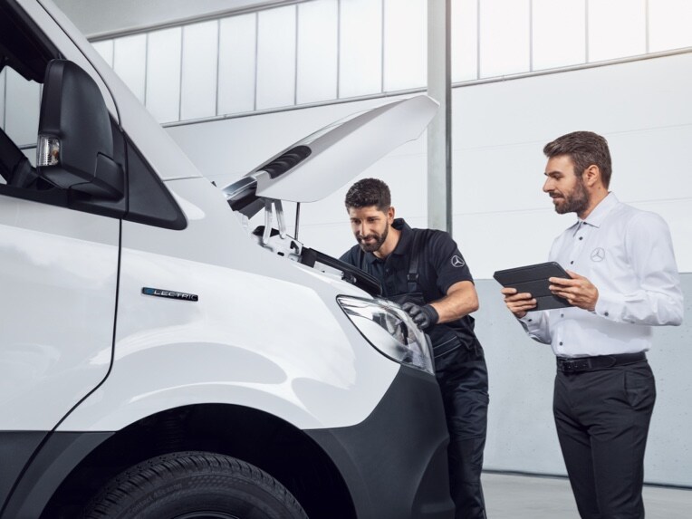 Un autovehicul comercial Mercedes-Benz în service.