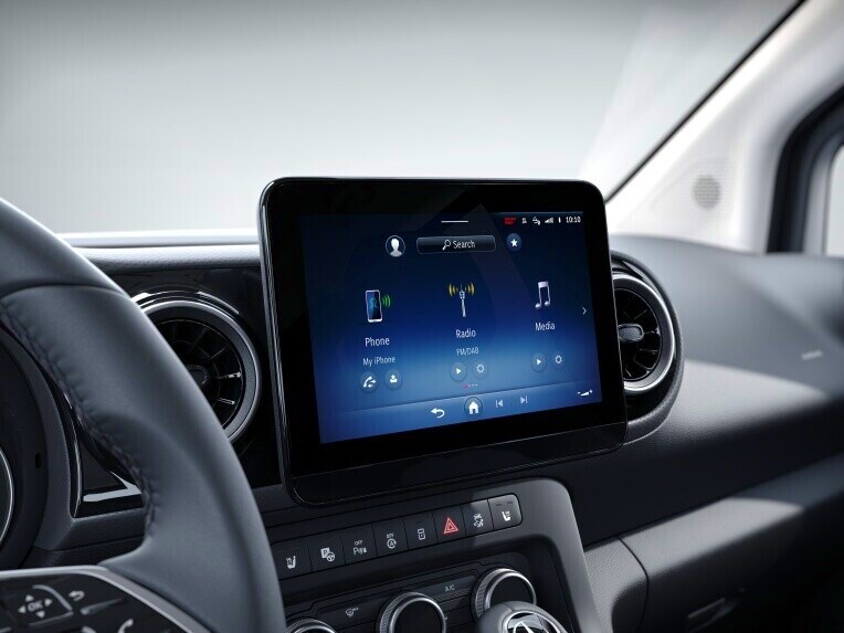Sistemul multimedia MBUX cu ecran de 9,5 inch în modelul Mercedes-Benz eCitan furgon.