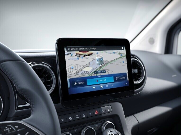 Navigația în sistemul multimedia MBUX în modelul Mercedes-Benz eCitan furgon.