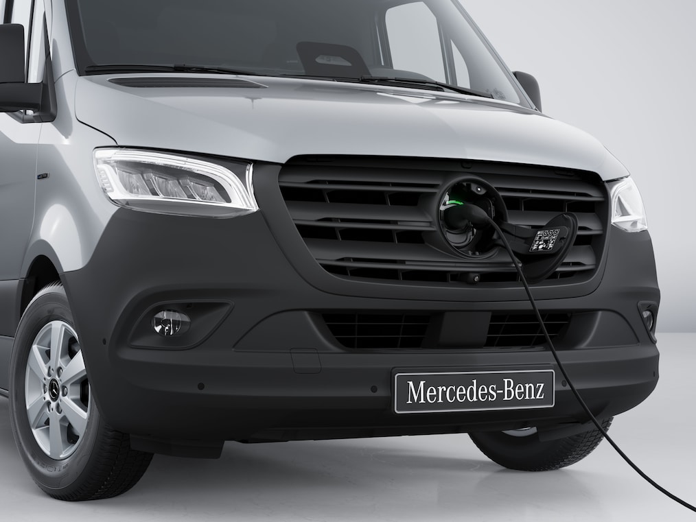 Priza autovehiculului de la modelul Mercedes-Benz eSprinter Șasiu cu cablul de alimentare conectat.