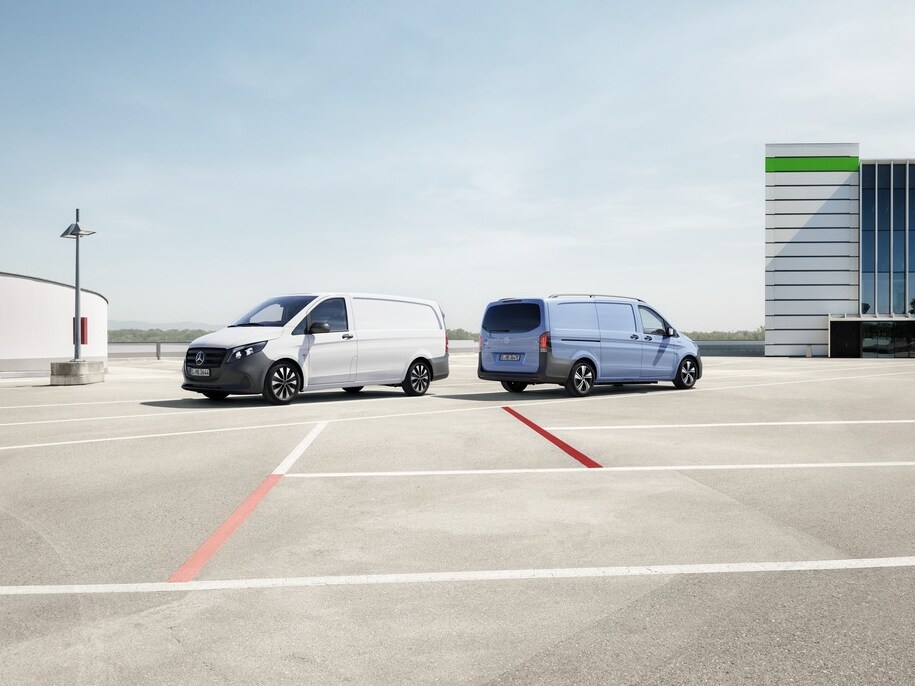Autodubele Vito și eVito pe o platformă de parcare deschisă dintr-o zonă comercială modernă.