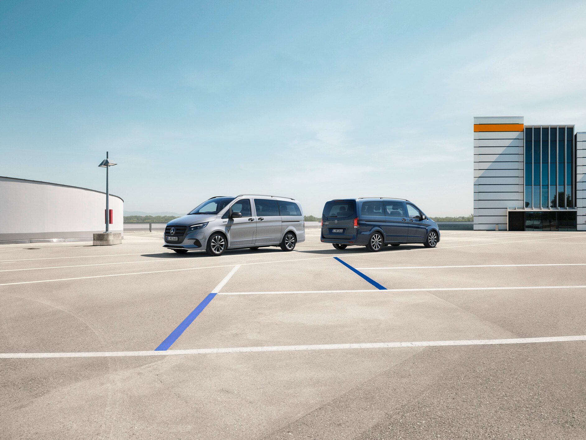 Modelele Vito Tourer și eVito Tourer staționând într-un loc de parcare.