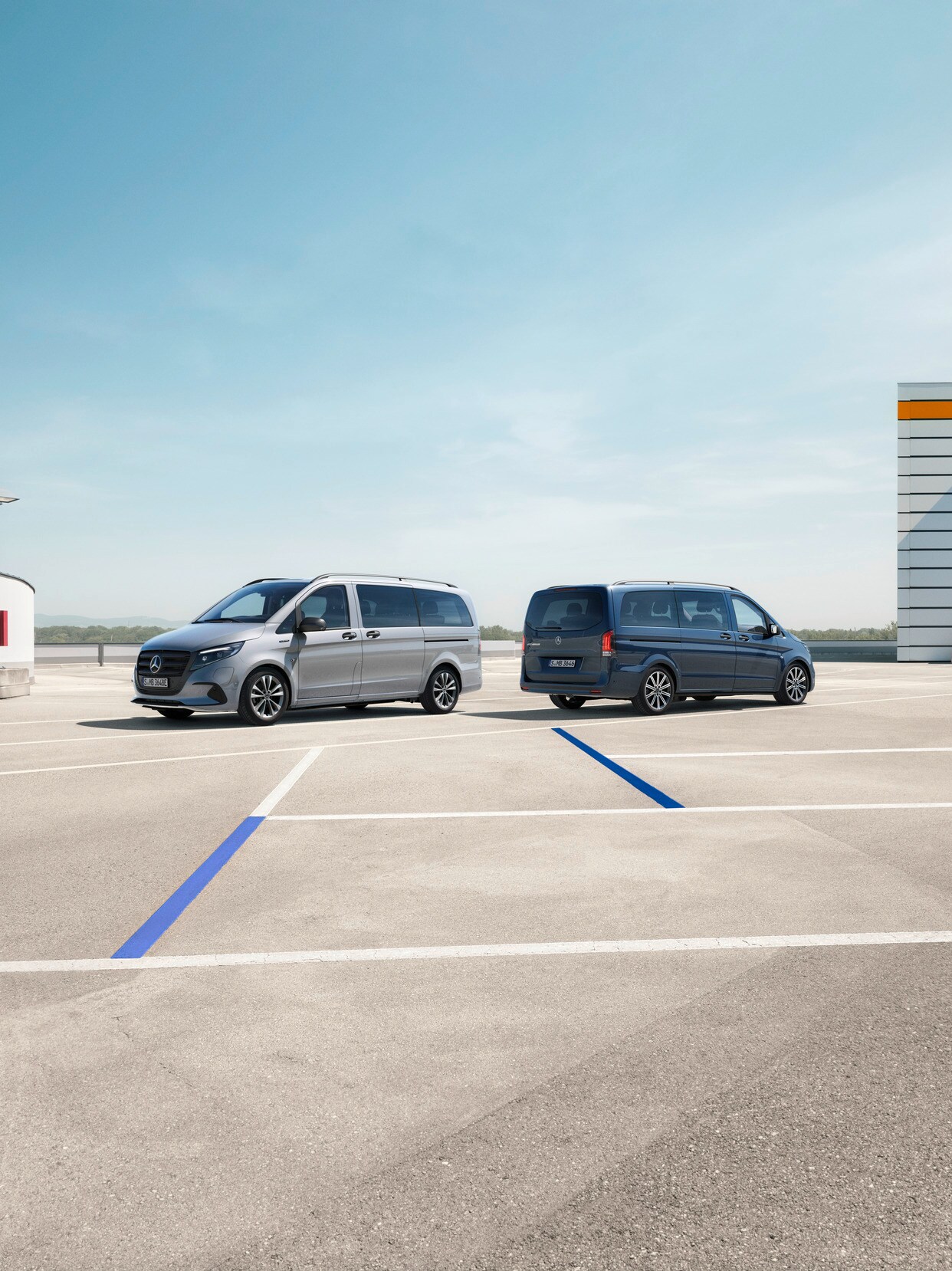 eVito Tourer și Vito Tourer staționând într-un loc de parcare.