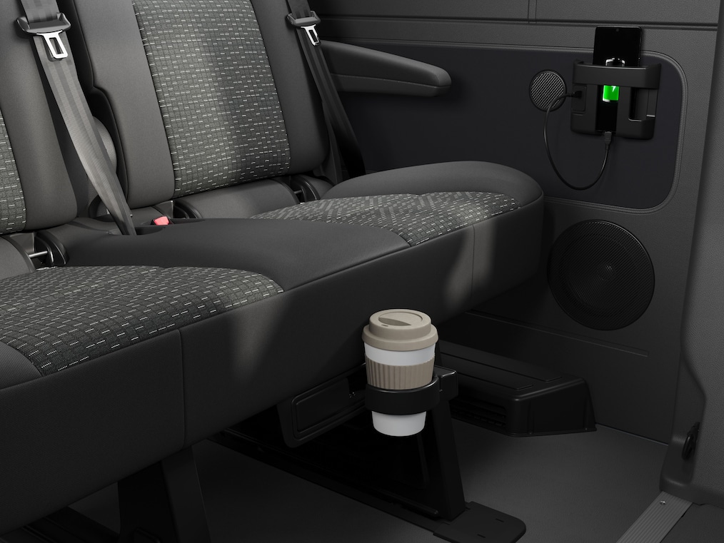 Compartimente practice pentru depozitare și opțiuni de încărcare pentru smartphone-uri în Mercedes-Benz Sprinter Tourer.