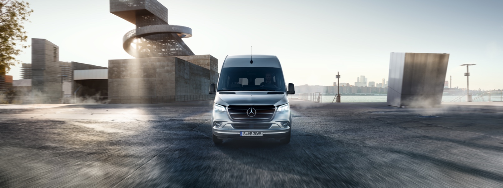 Test Drive | Sprinter Tourer | Mercedes-Benz Vans Programează acum un test drive și experimentează elementele esențiale ale modelului Sprinter Tourer.
