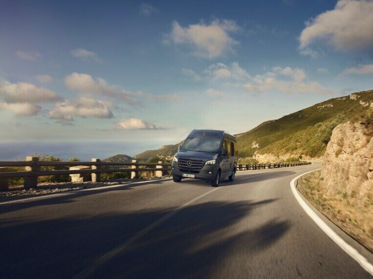 Sistemul de navigație Ia în considerare dimensiunile autovehiculului sau ale autotrenului atunci când calculează ruta optimă pentru modelul Mercedes-Benz Sprinter.
