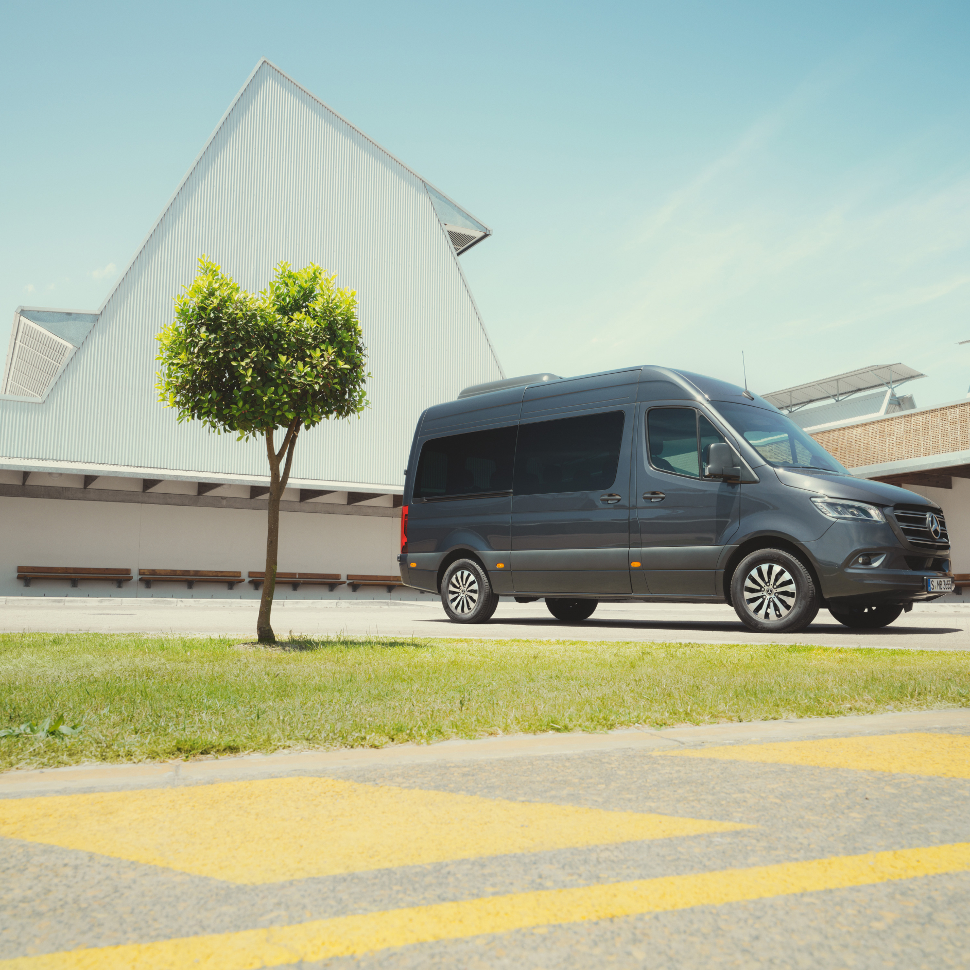 Prezentare modele | Sprinter Tourer | Mercedes-Benz Modelul Mercedes-Benz Sprinter Tourer într-o parcare.