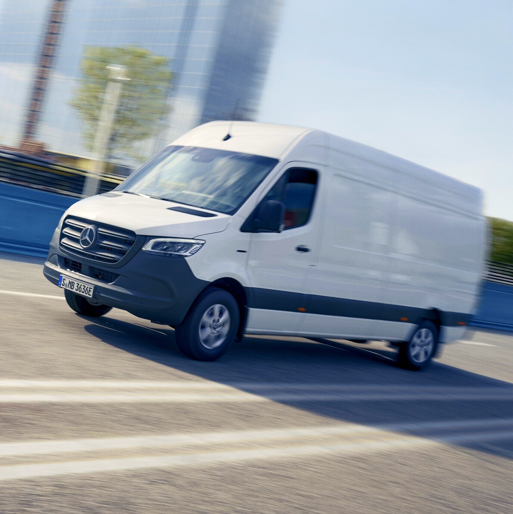 Modelul Mercedes-Benz eSprinter furgonetă cu panou în centrul orașului.
