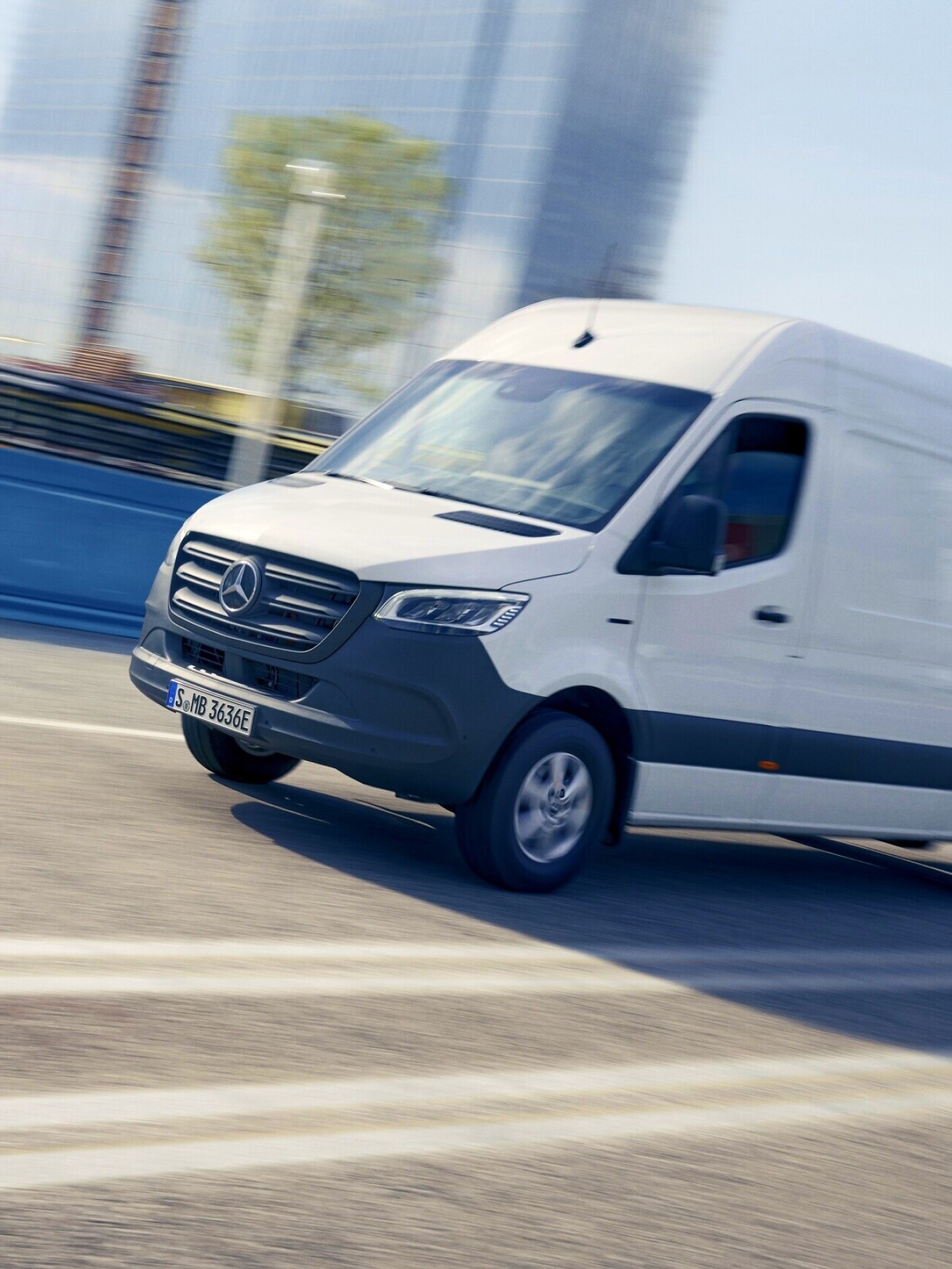 Modelul Mercedes-Benz eSprinter furgon în centrul orașului.