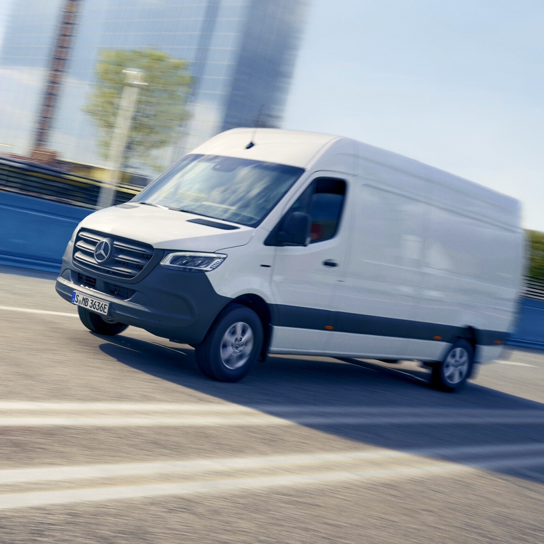 Modelul Mercedes-Benz eSprinter furgonetă cu panou în centrul orașului.